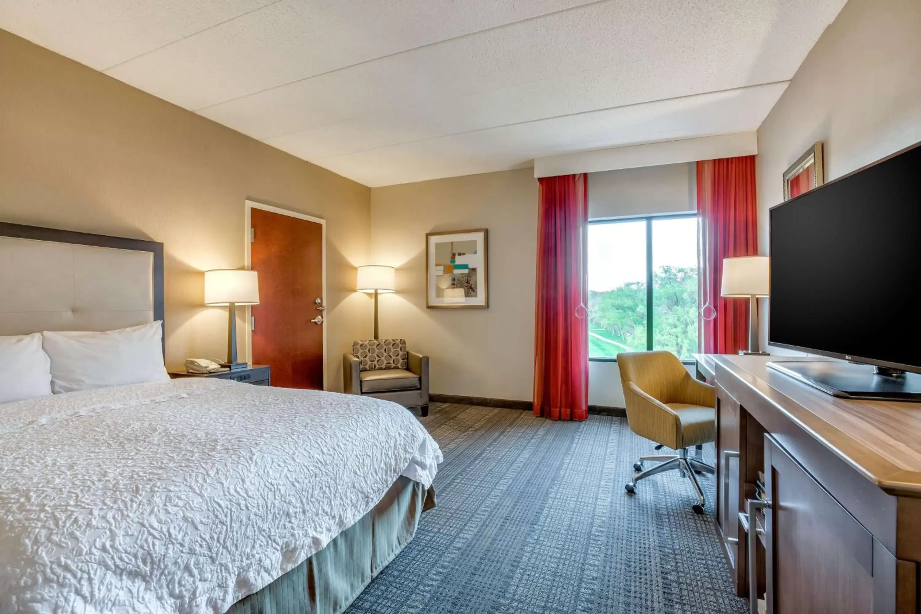 Bed, TV/Entertainment Center in Hampton Inn Boston-Norwood