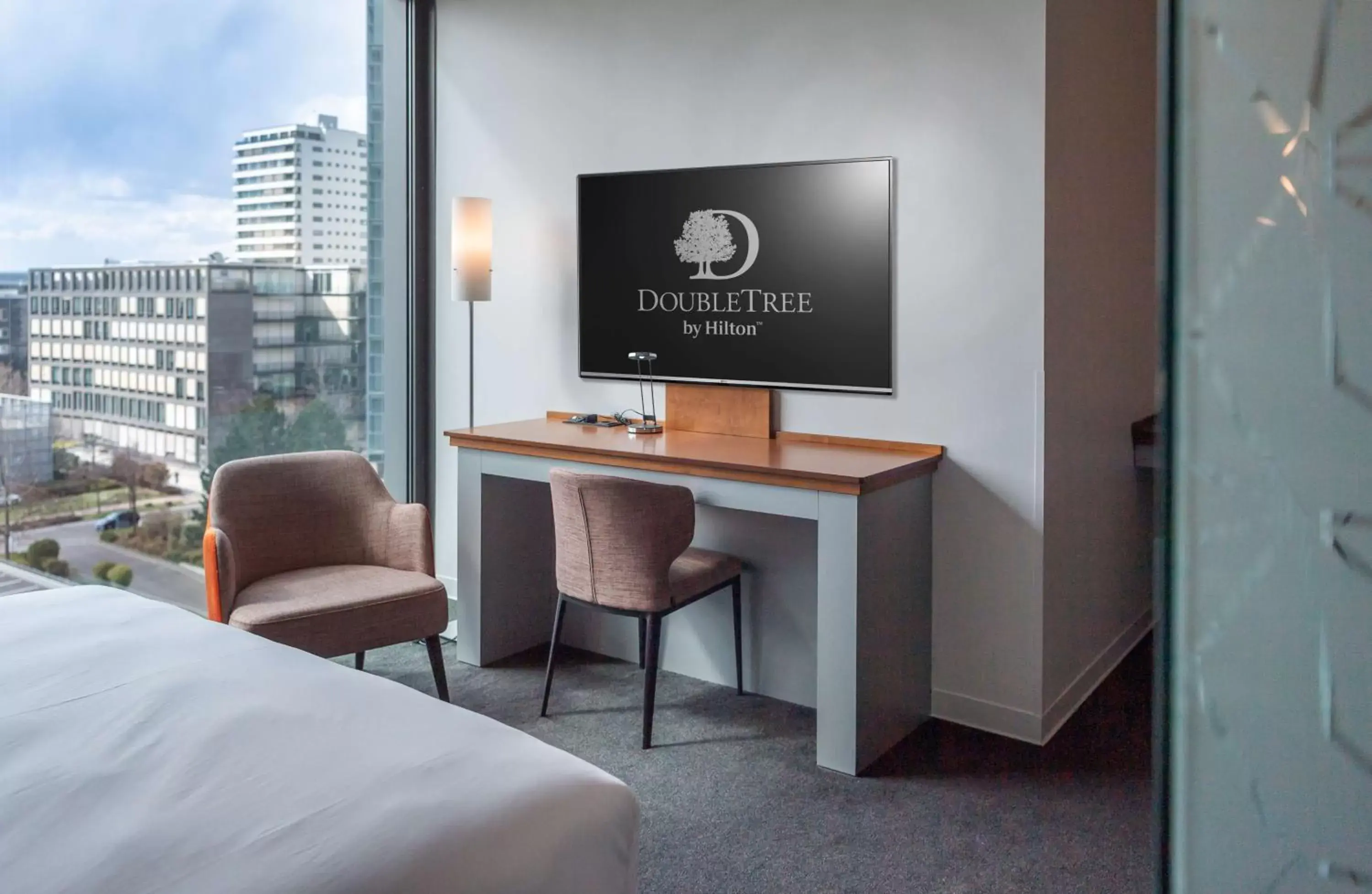 Bedroom, TV/Entertainment Center in DoubleTree by Hilton Frankfurt Niederrad