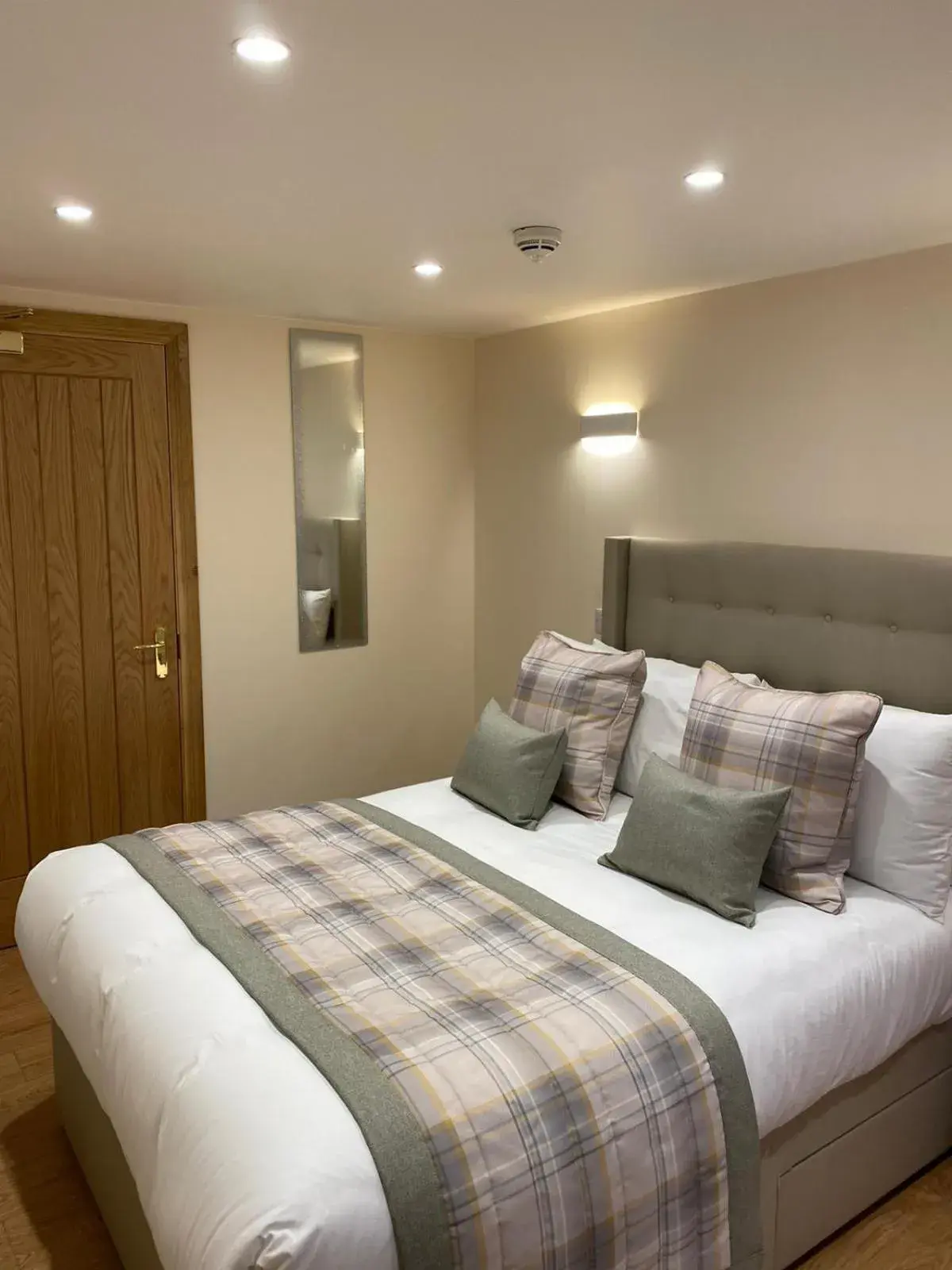 Bedroom, Bed in Waverley Inn Apartments