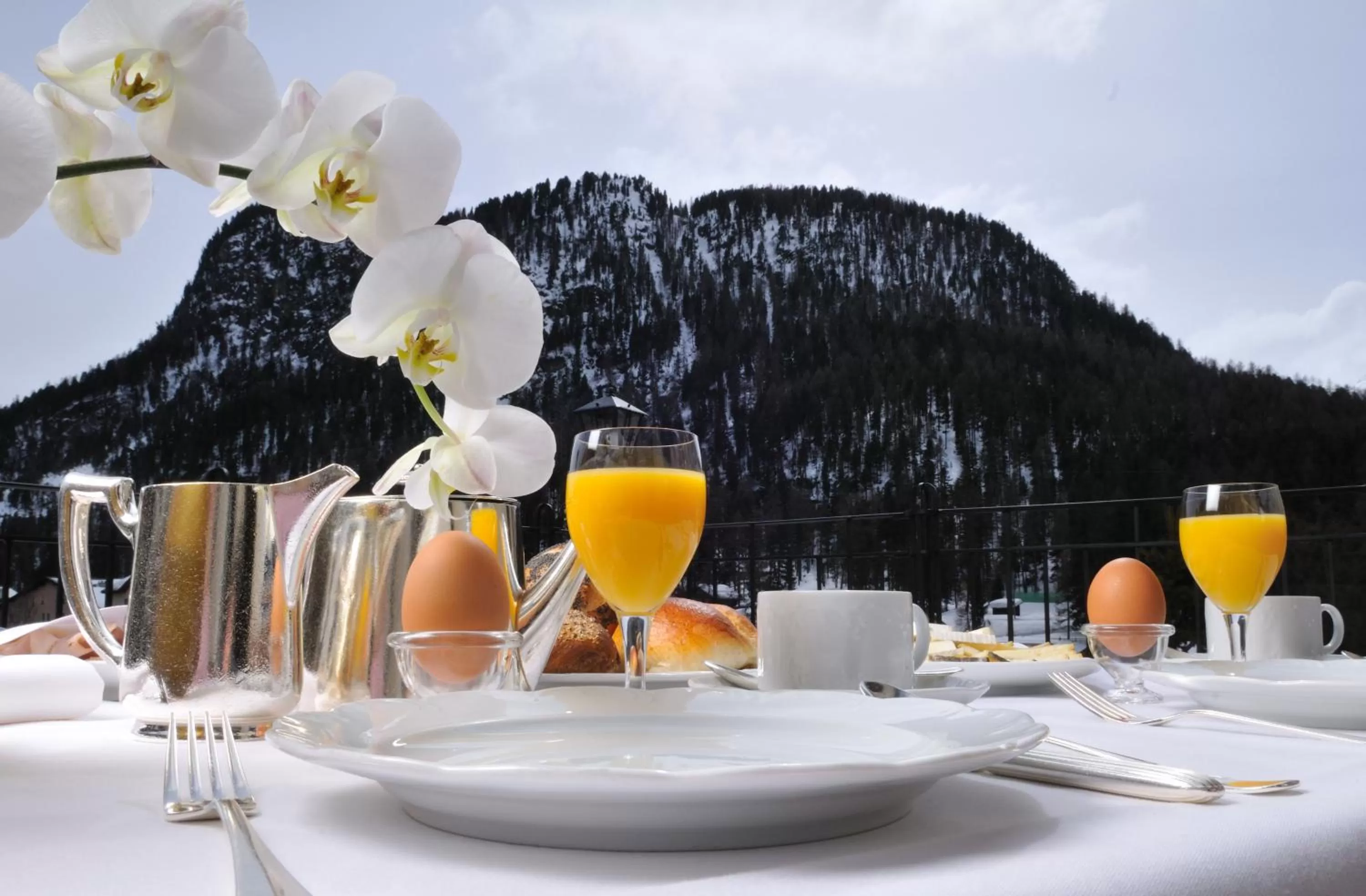 Buffet breakfast in Hotel Albris