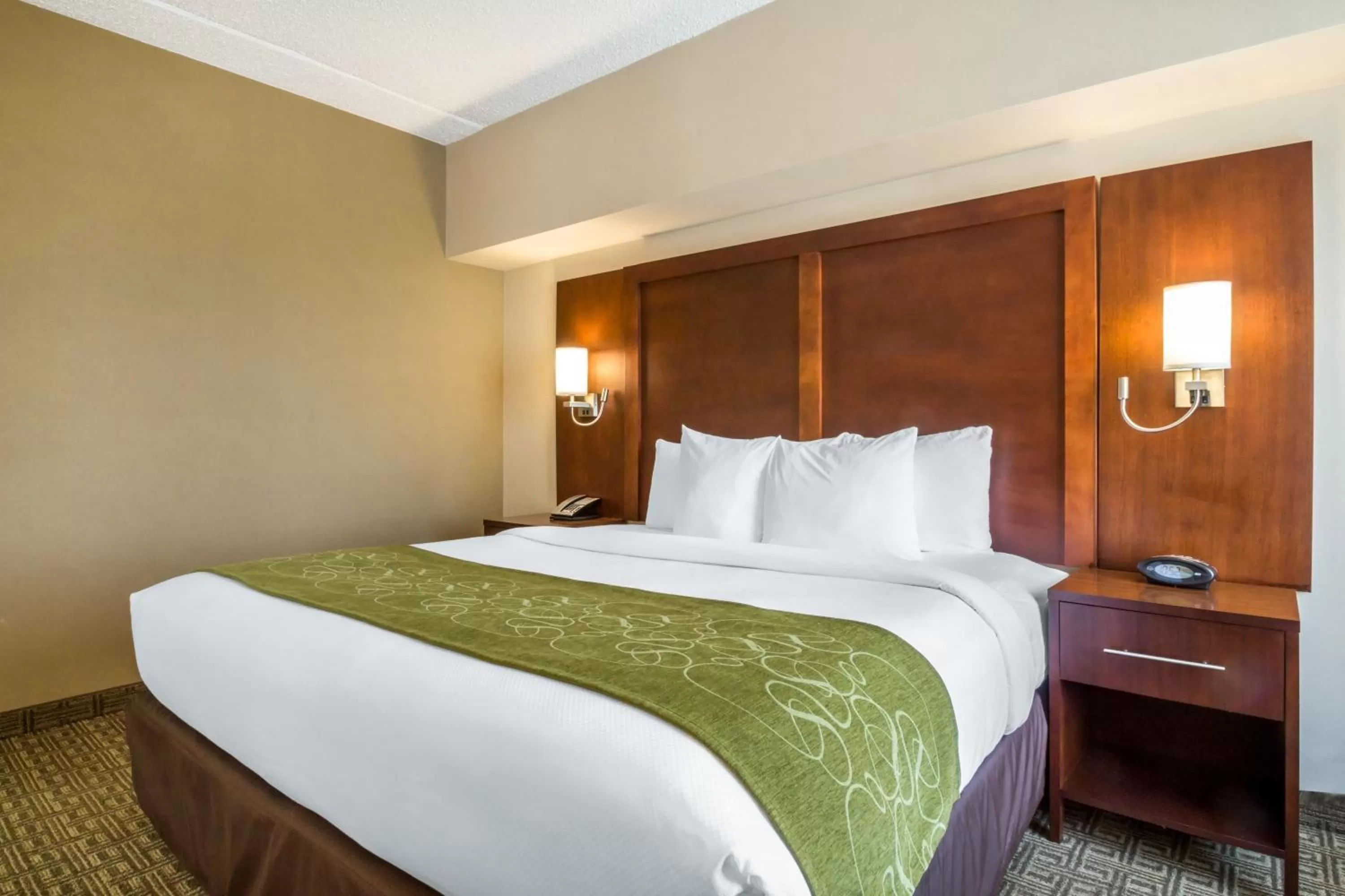 Bedroom, Bed in Comfort Suites at Woodbridge