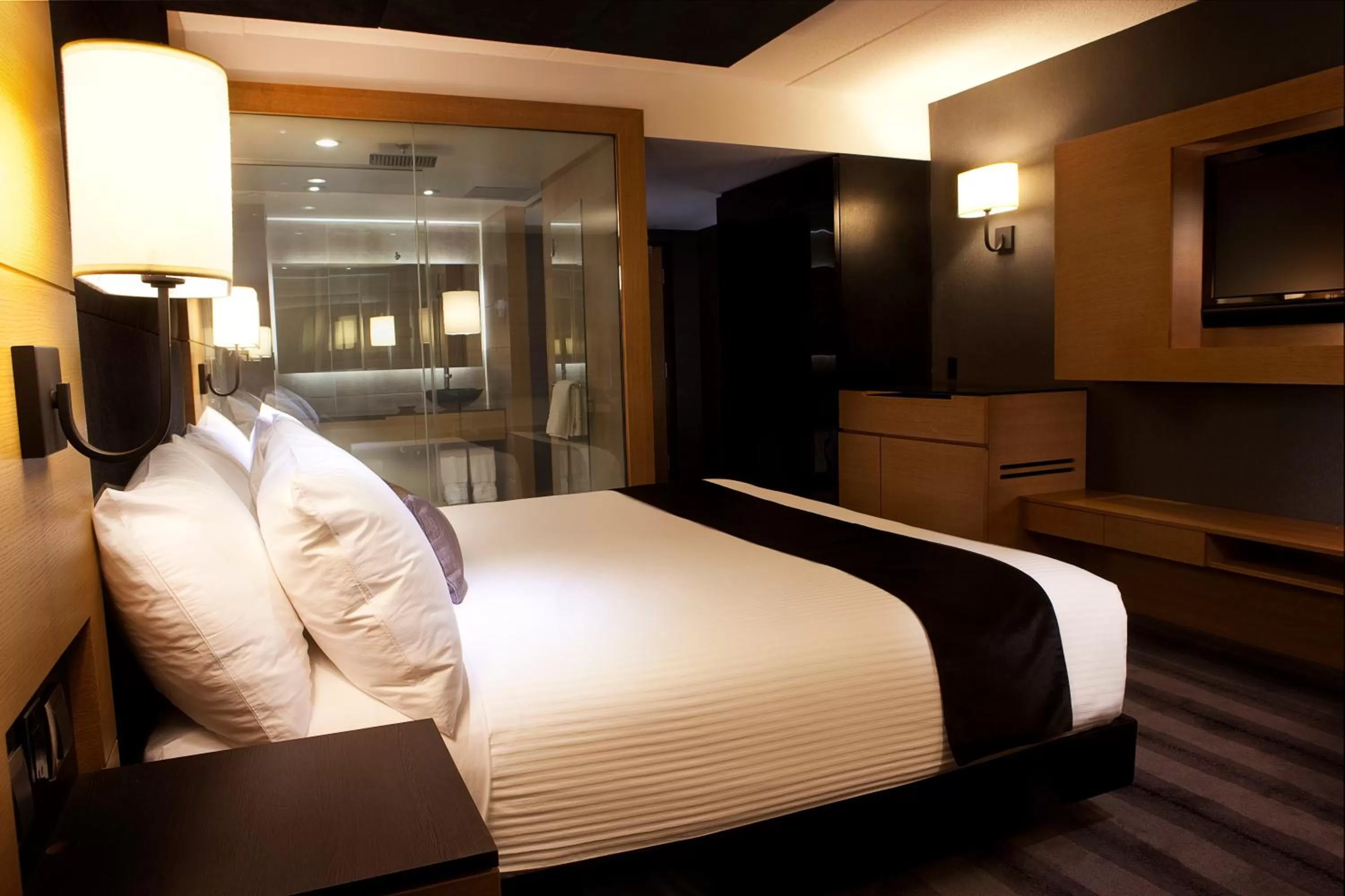 Shower, Bed in Ramada Plaza by Wyndham Prince George