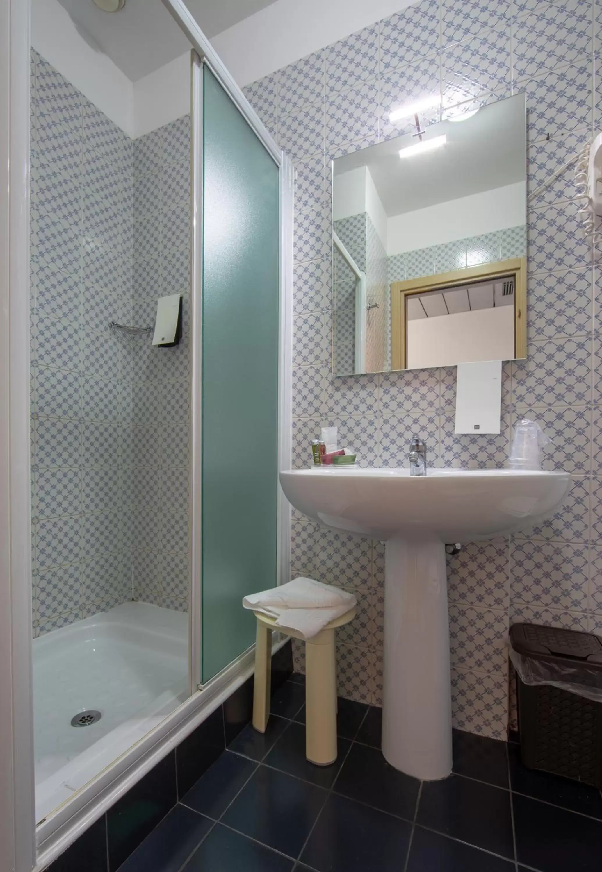Shower, Bathroom in Hotel Valpolicella International