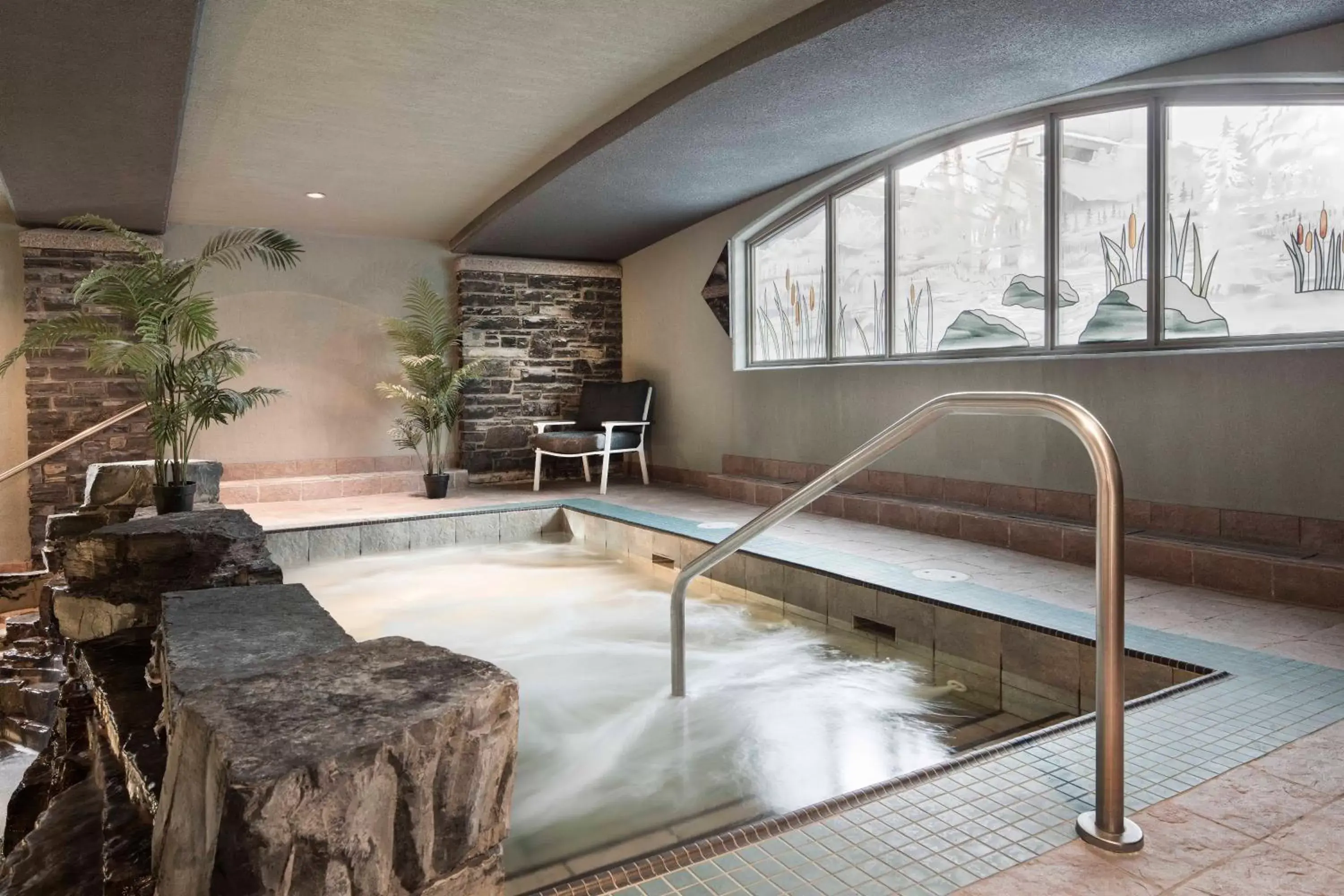 Hot Tub, Swimming Pool in Royal Canadian Lodge