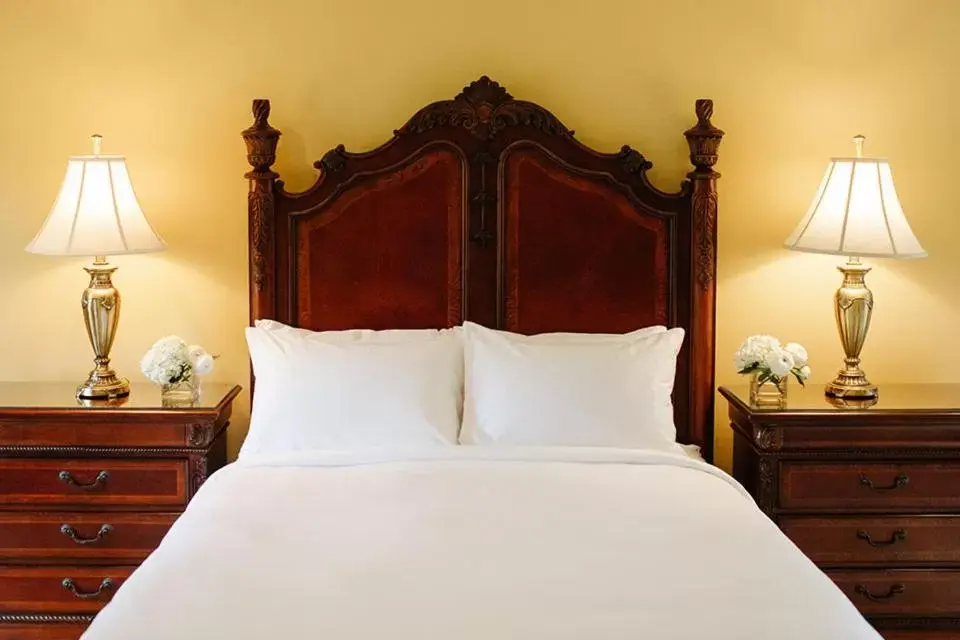 Bed in Riverbend Inn & Vineyard