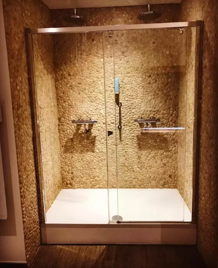 Shower, Bathroom in Hotel du Commerce