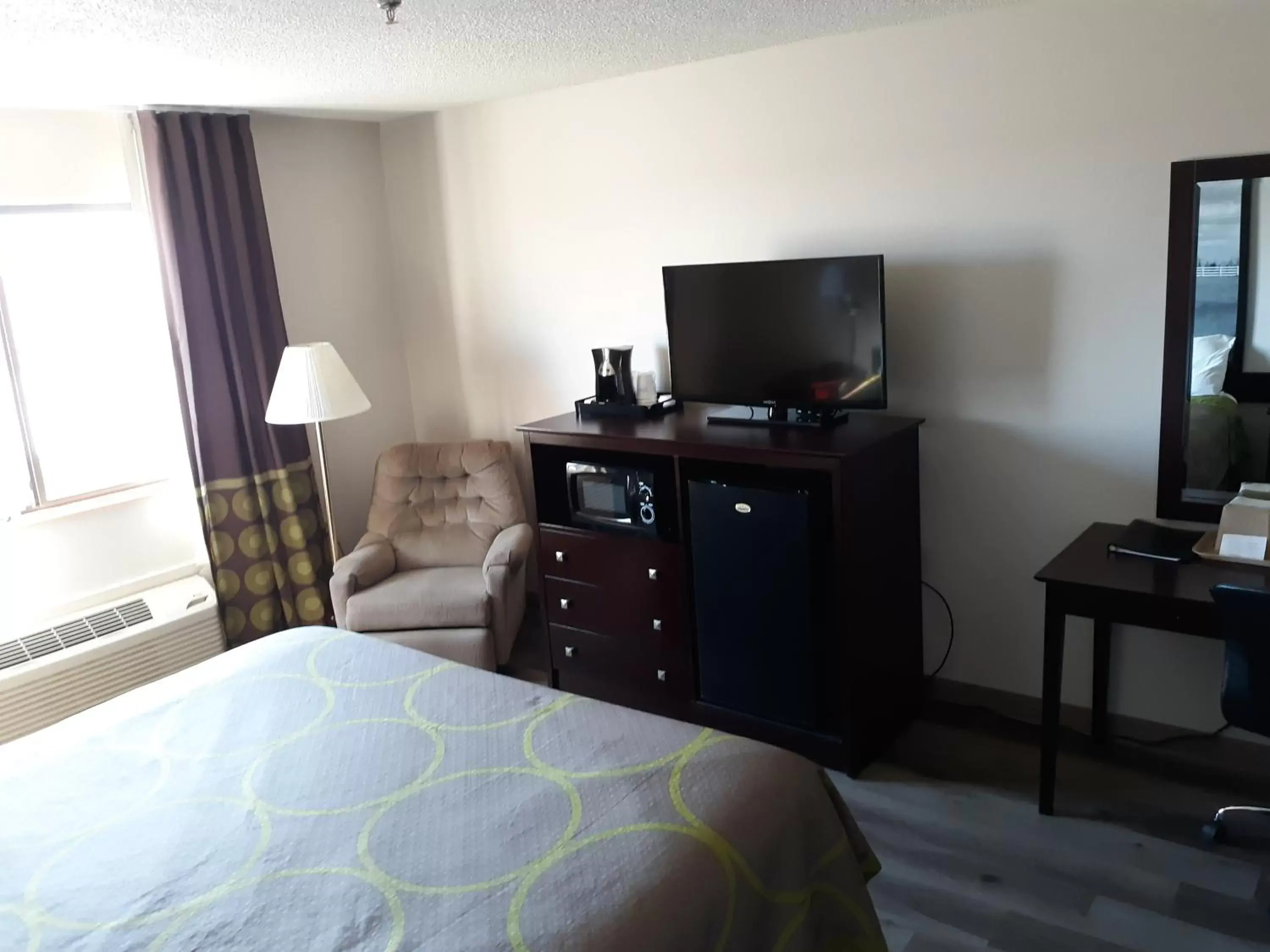 Bedroom, TV/Entertainment Center in Super 8 by Wyndham Bethany MO