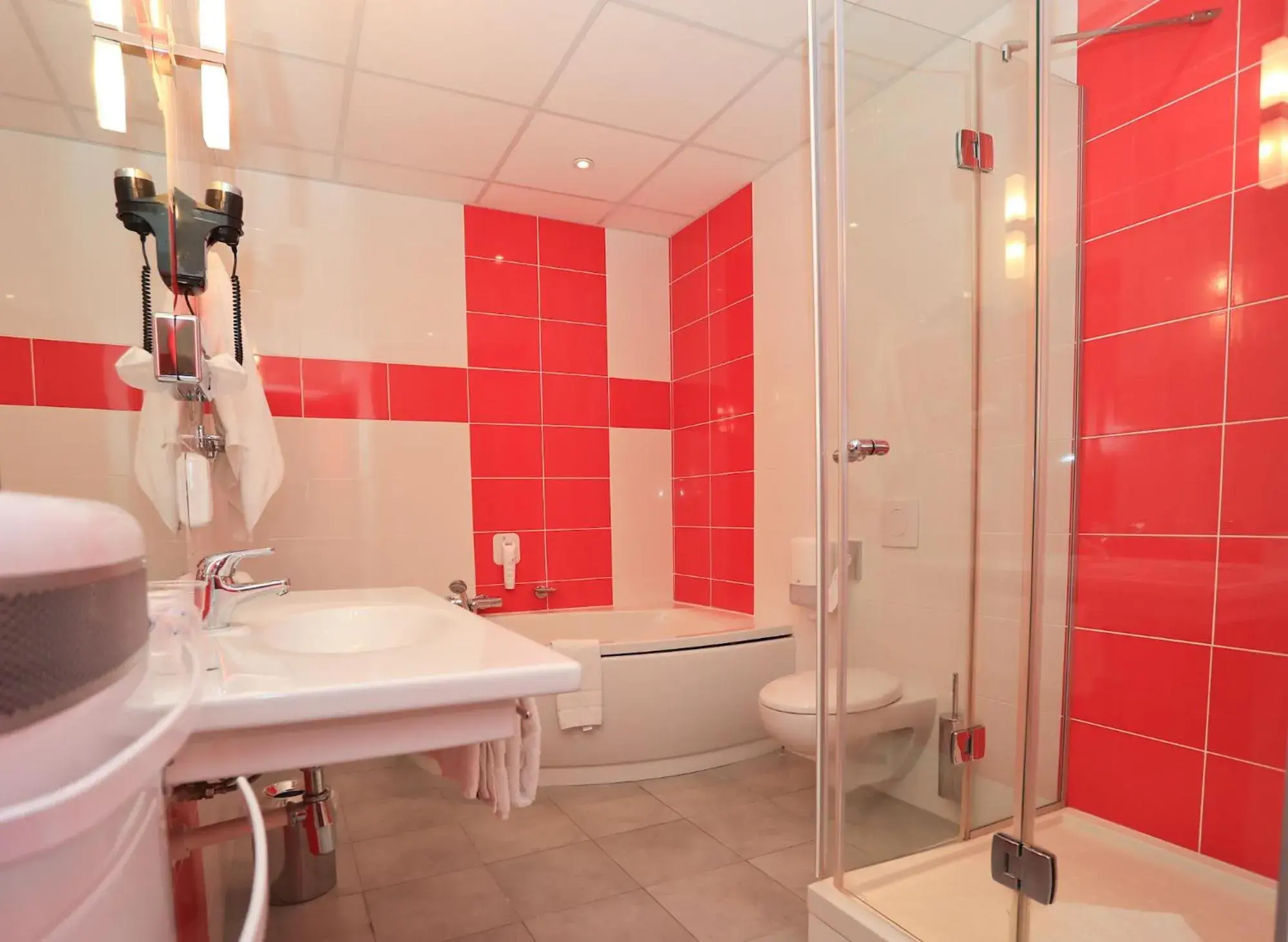 Bathroom in The Originals Boutique, Hotel de l'Univers, Montlucon (Inter-Hotel)