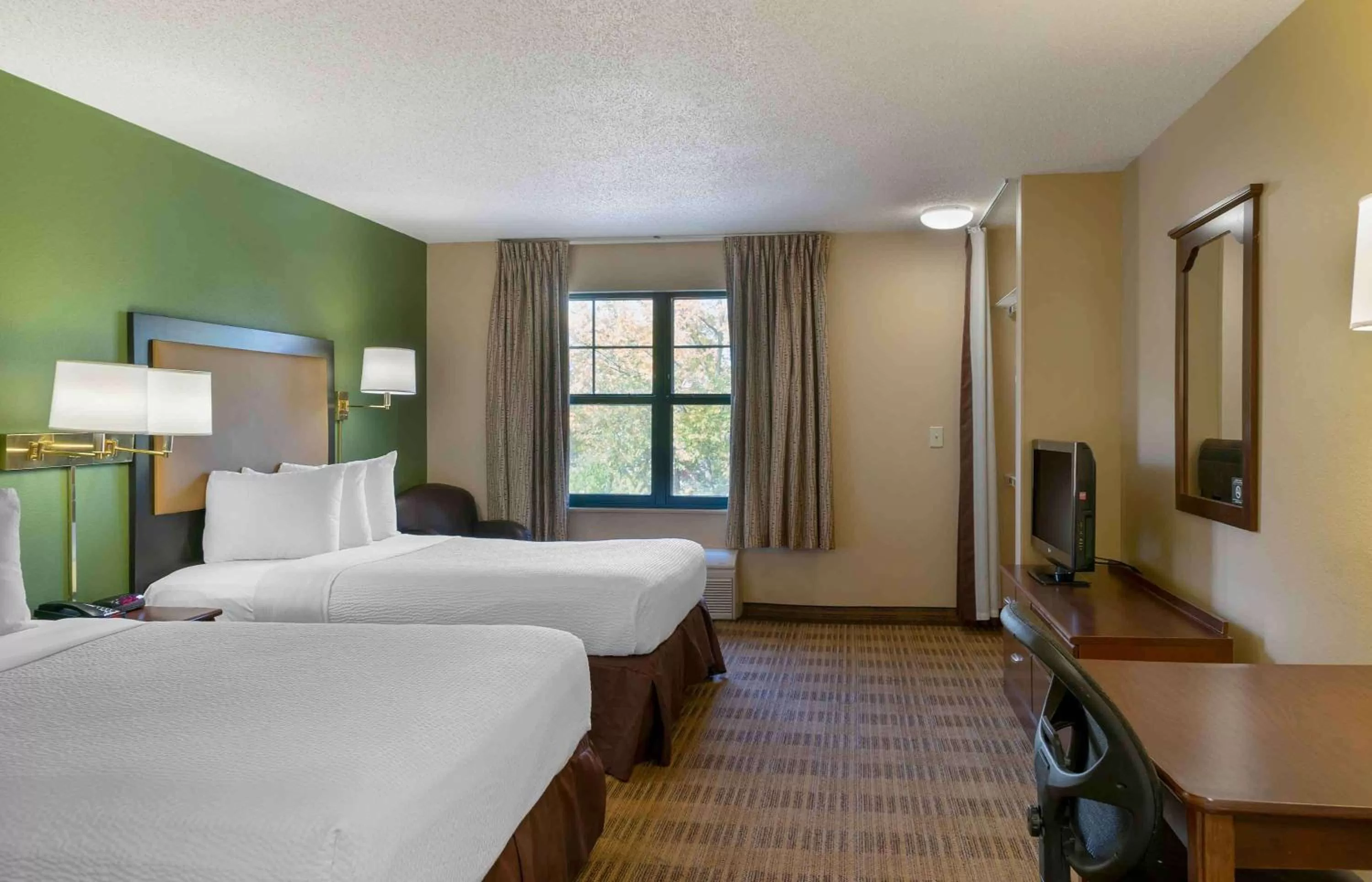 Bedroom, Bed in Extended Stay America Suites - Detroit - Canton