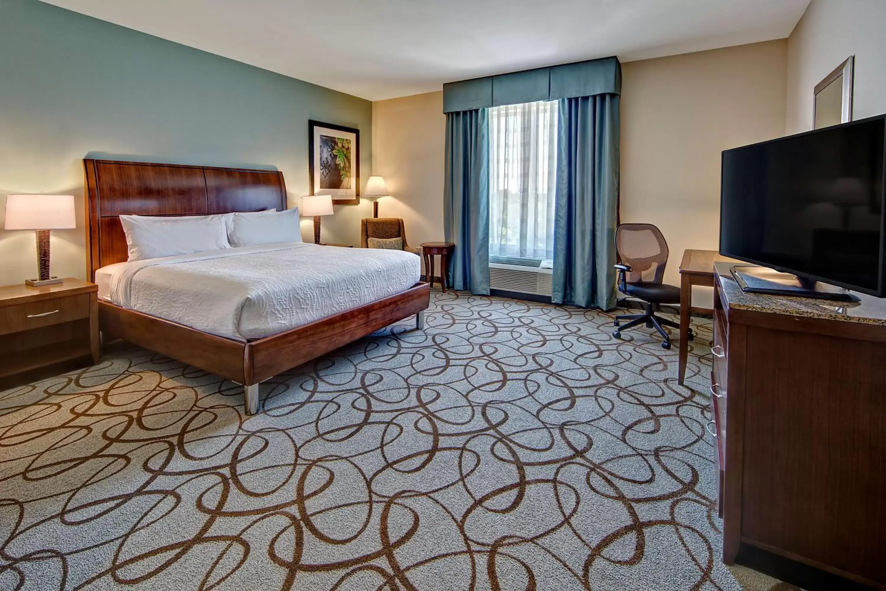 Bed, TV/Entertainment Center in Hilton Garden Inn Charleston / Mt. Pleasant