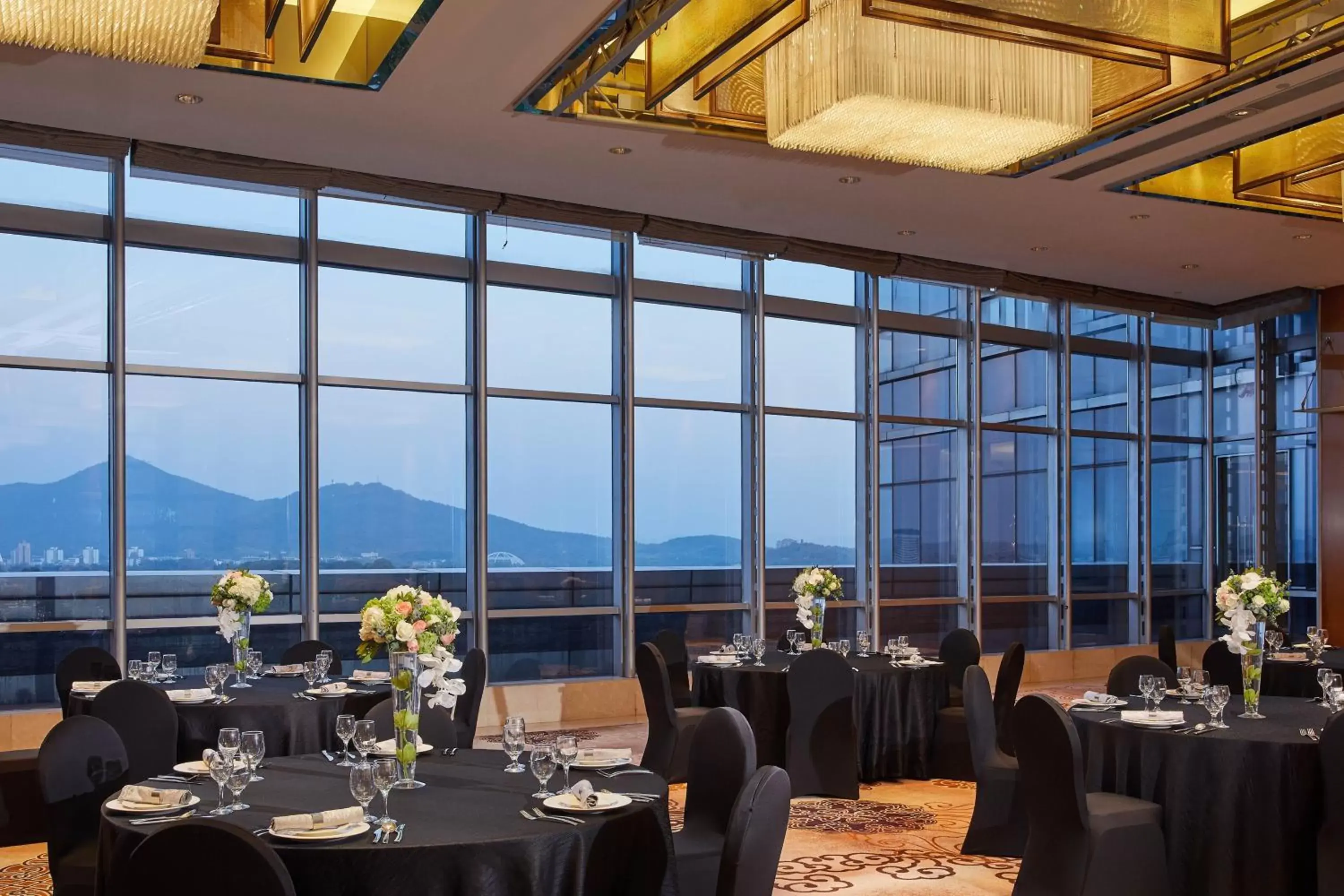 Meeting/conference room, Restaurant/Places to Eat in The Westin Nanjing Xuanwu Lake