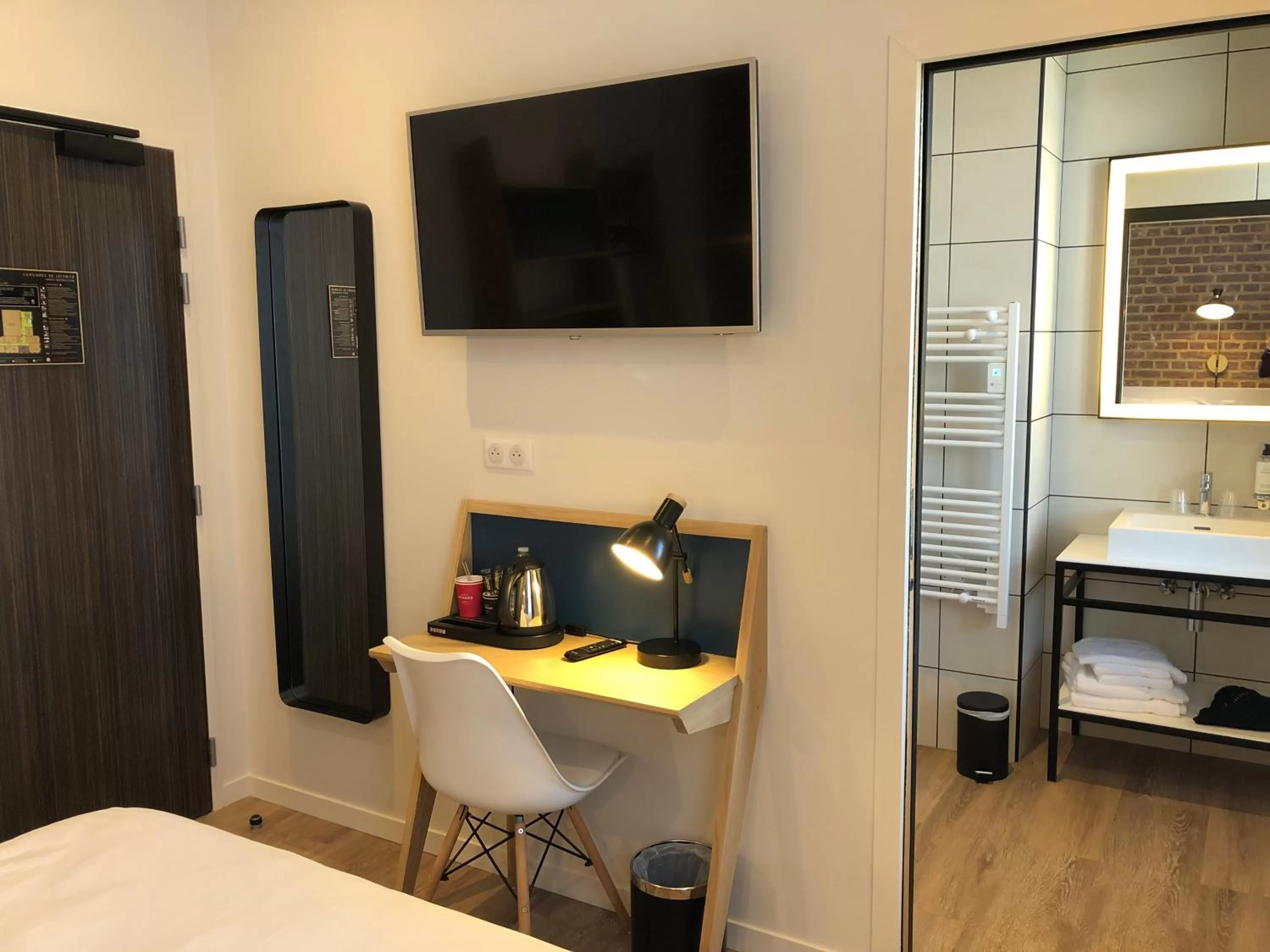 Bathroom, Bed in Mayrena Hotel Restaurant