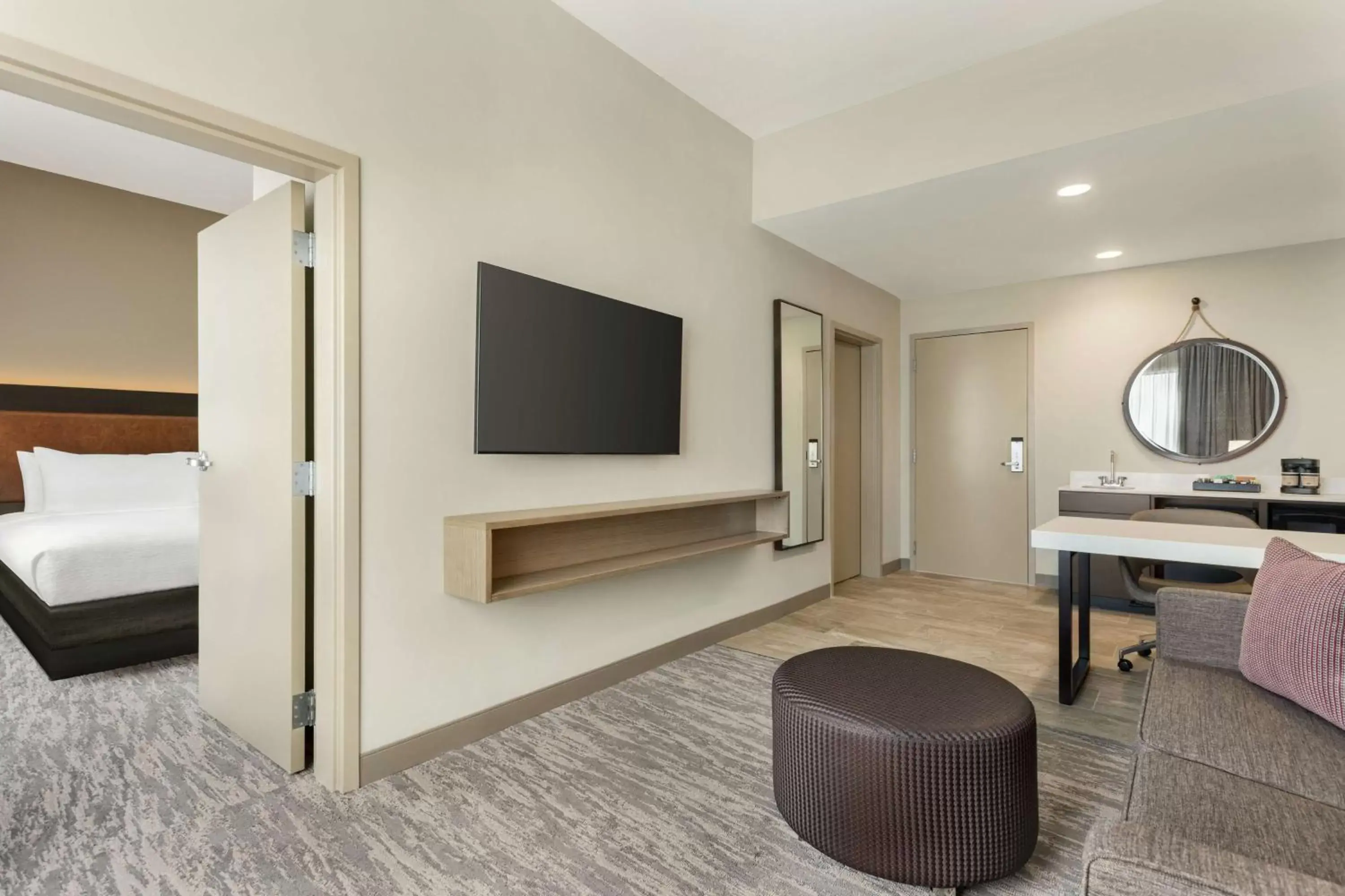Bedroom, TV/Entertainment Center in Embassy Suites by Hilton Round Rock