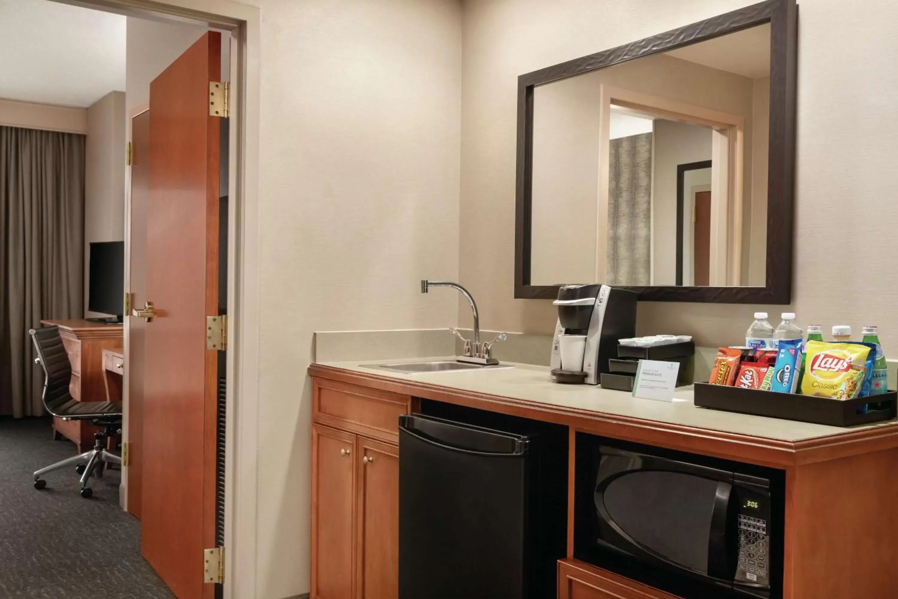 Bedroom, Kitchen/Kitchenette in Embassy Suites by Hilton Nashville South Cool Springs
