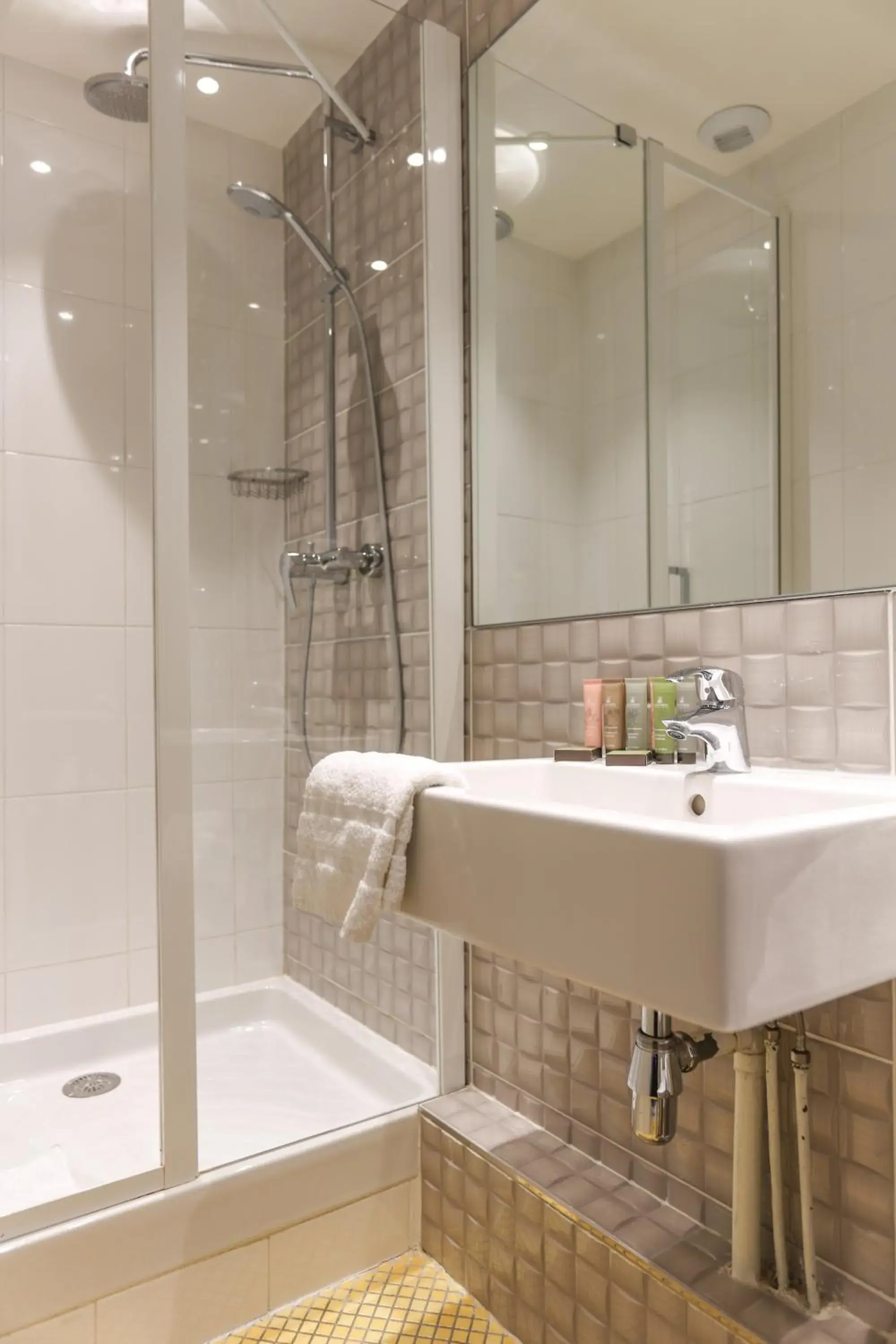 Shower, Bathroom in Avalon Hotel - Gare Du Nord Paris