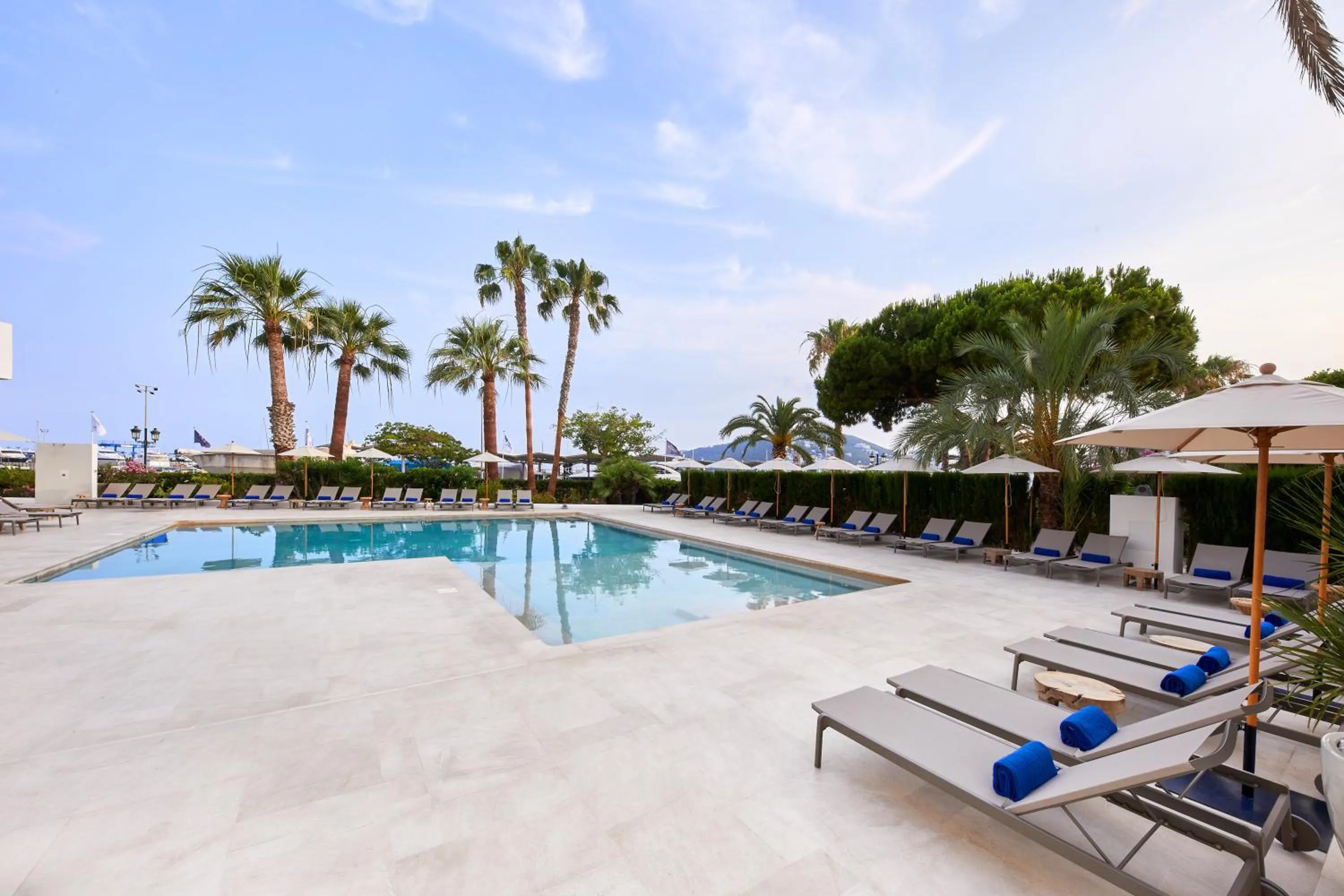 Swimming pool in Hotel Tres Torres