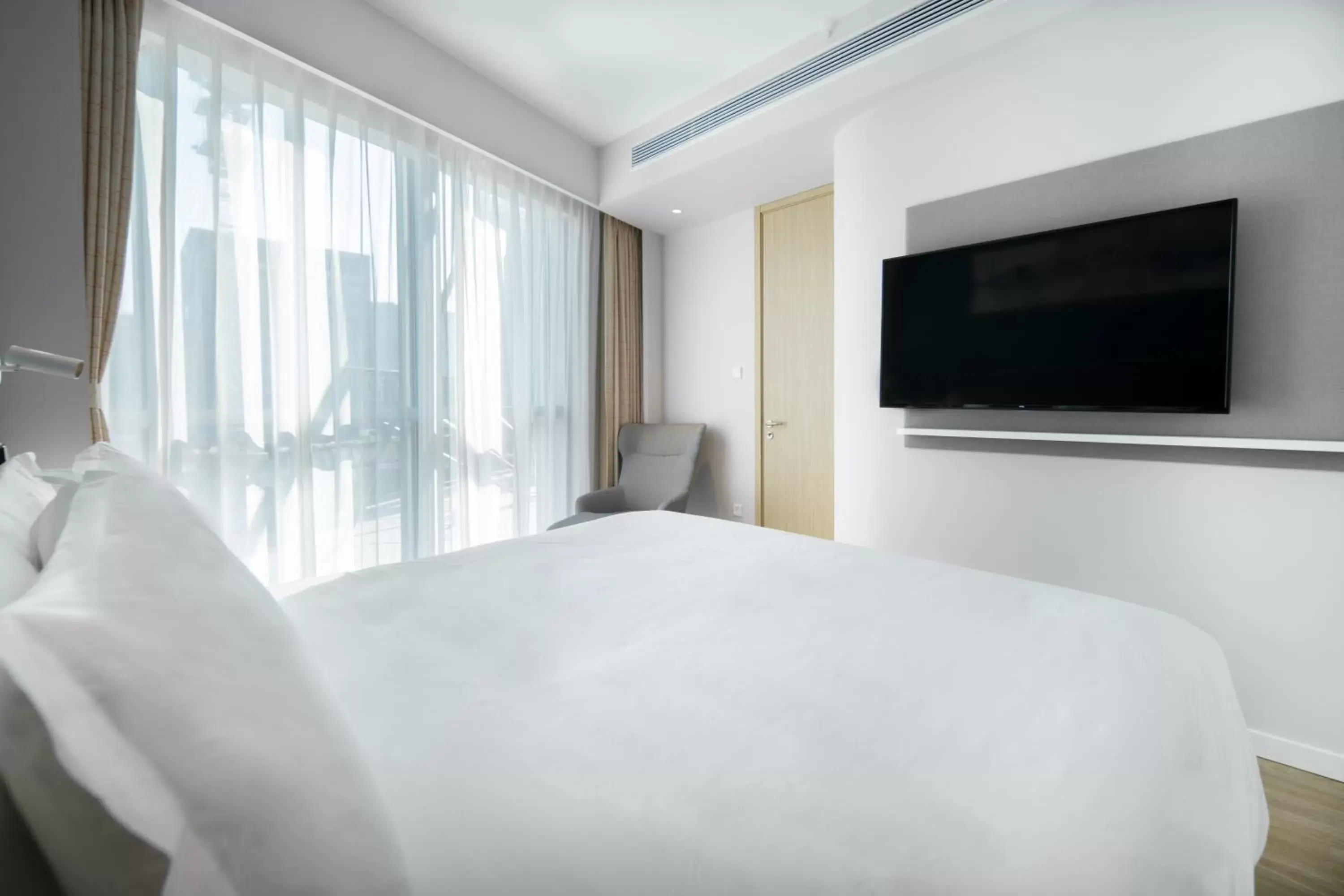 Photo of the whole room, Bed in Holiday Inn Express Shanghai Pudong Zhangjiang, an IHG Hotel