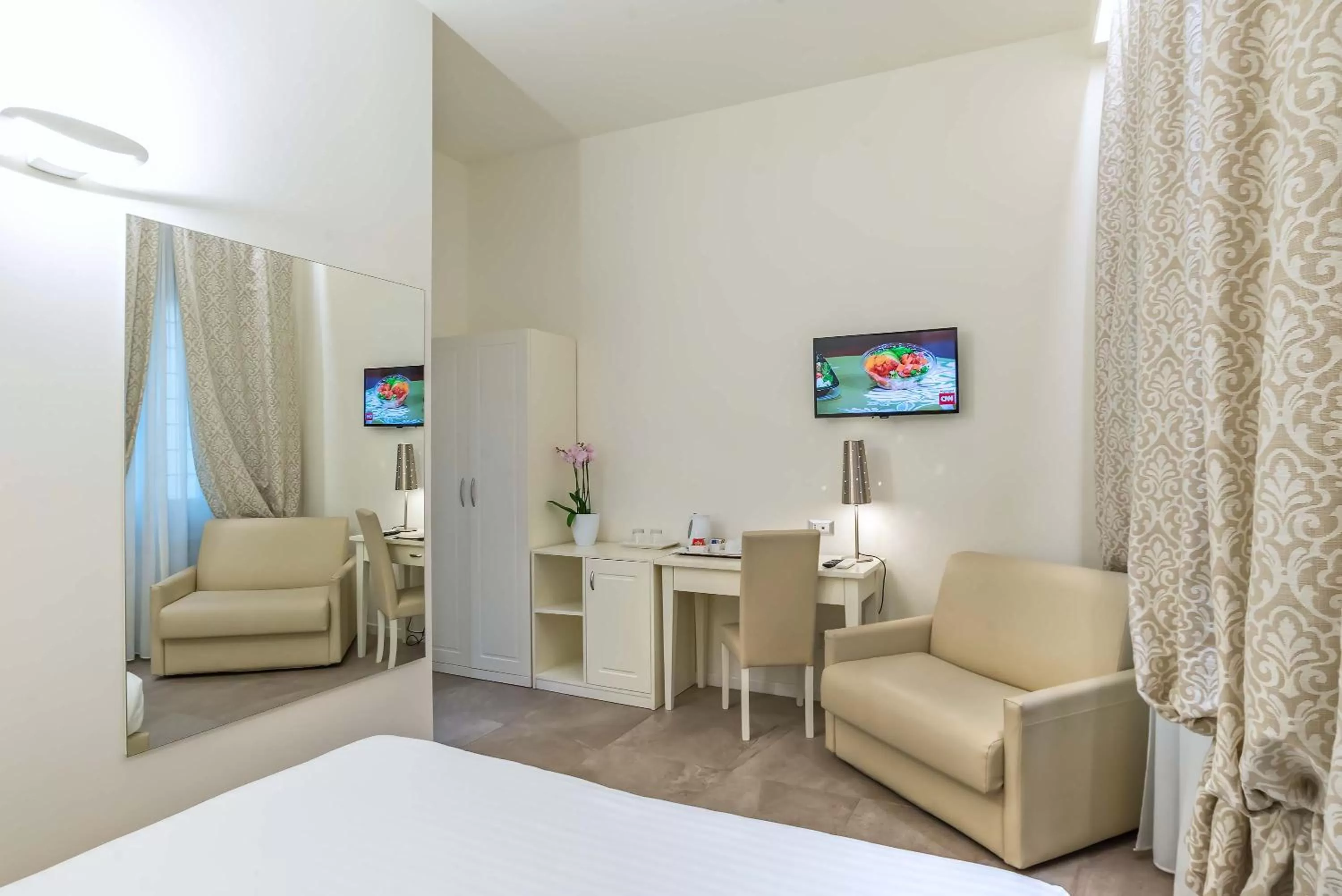 Seating area, Bed in Hotel Accademia