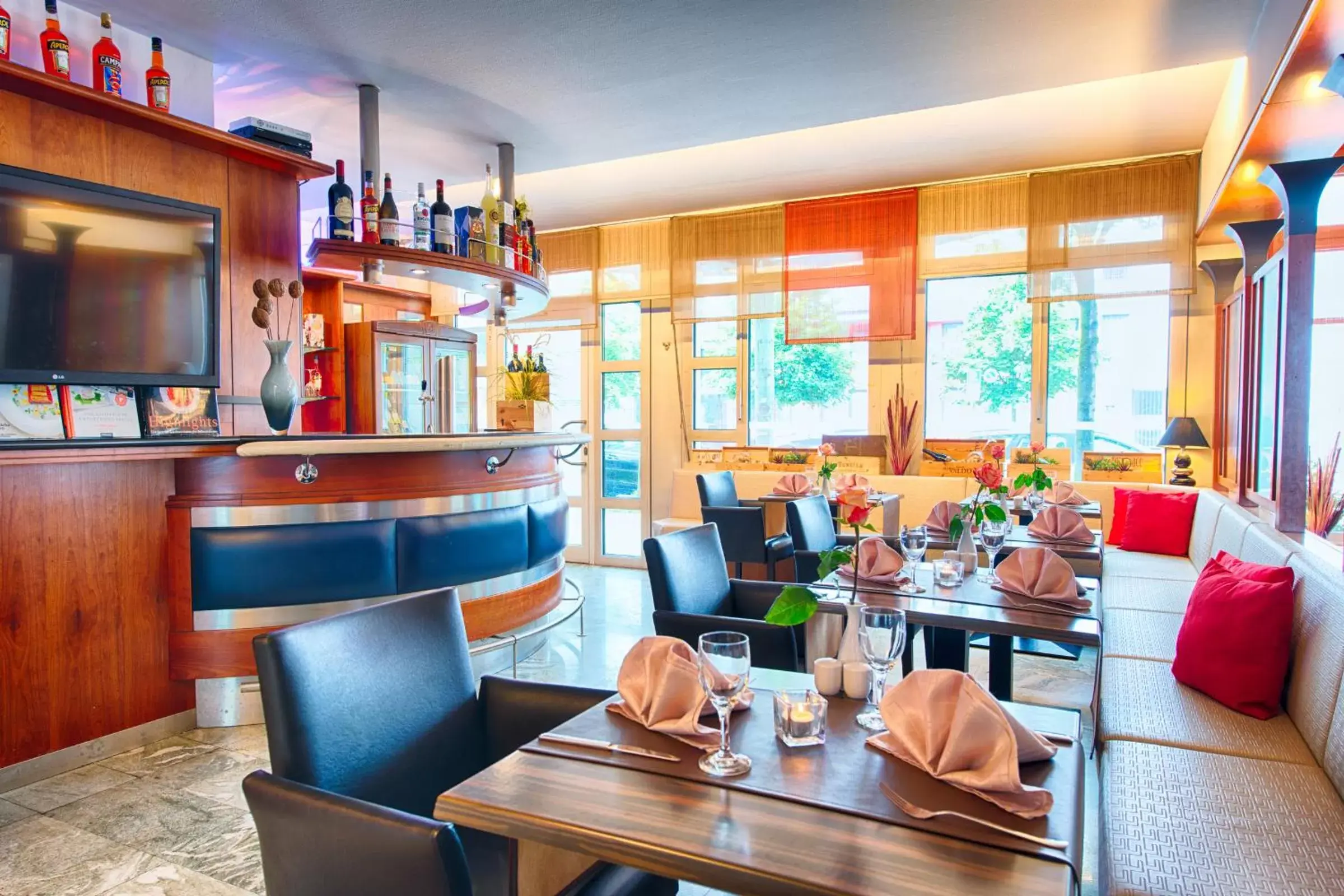 Lounge or bar, Restaurant/Places to Eat in Leonardo Hotel München City West