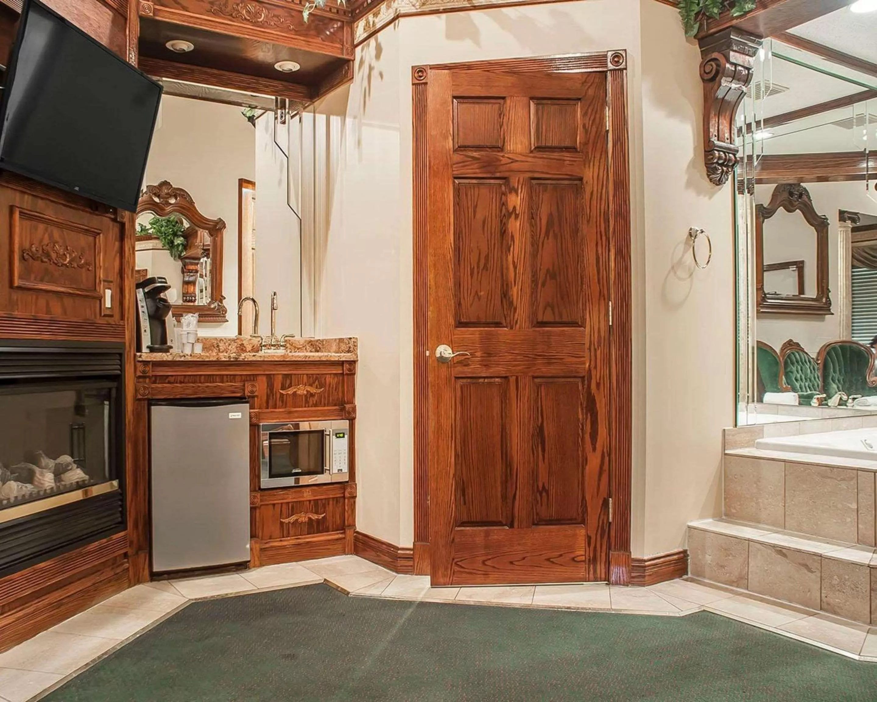 Photo of the whole room in Econo Lodge at the Falls North