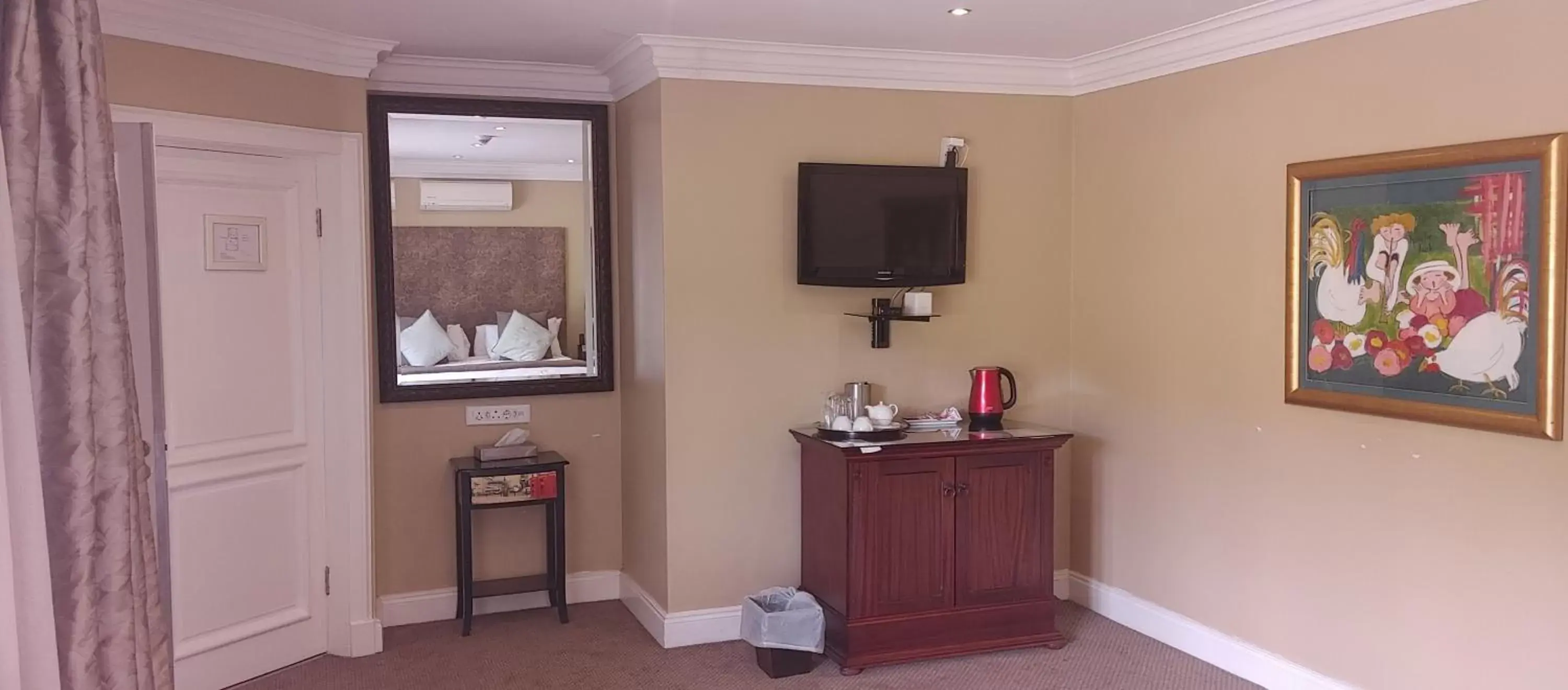 Coffee/tea facilities, TV/Entertainment Center in 131 on Herbert Baker Boutique Hotel