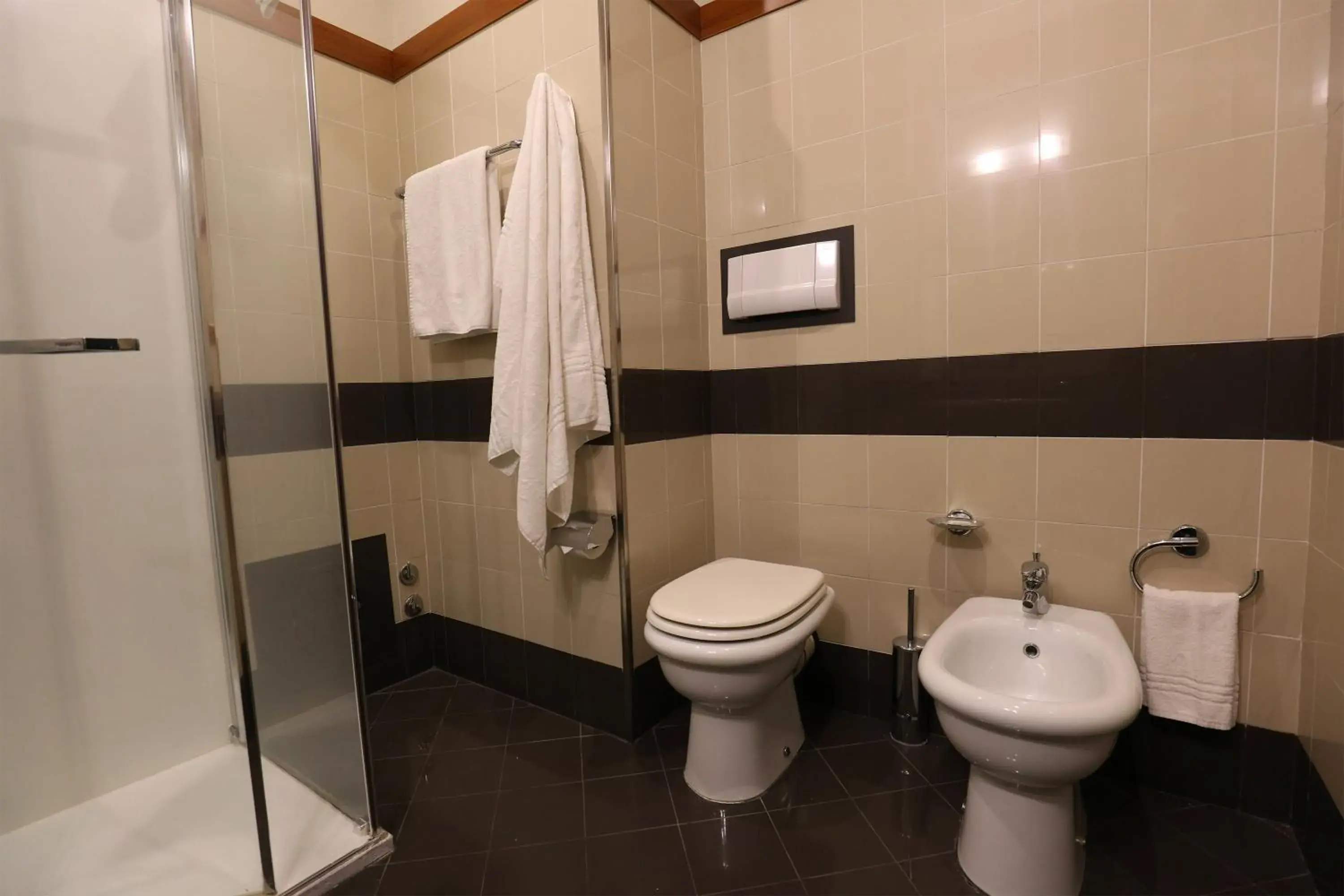 Shower, Bathroom in Grande Albergo Maugeri