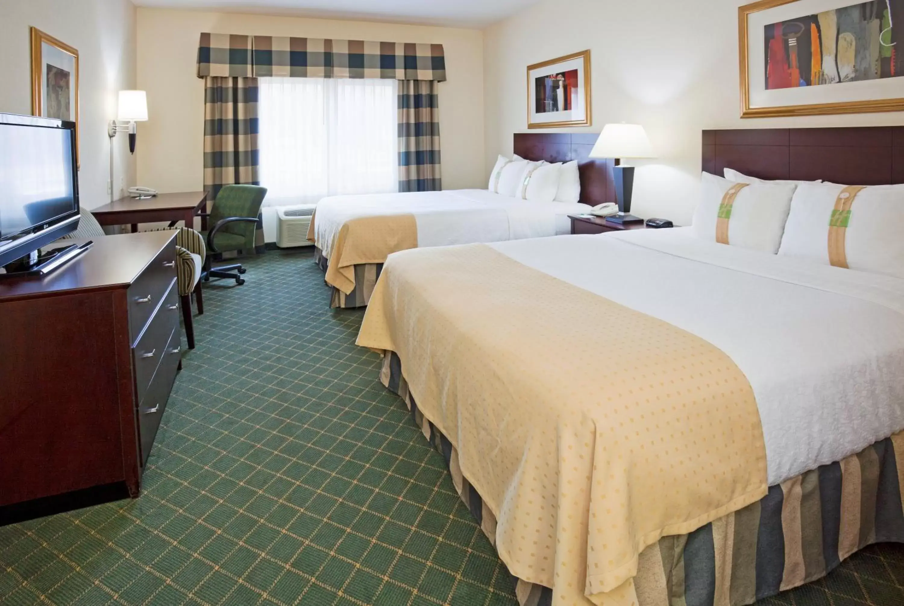 Photo of the whole room, Bed in Holiday Inn Conference Center Marshfield, an IHG Hotel