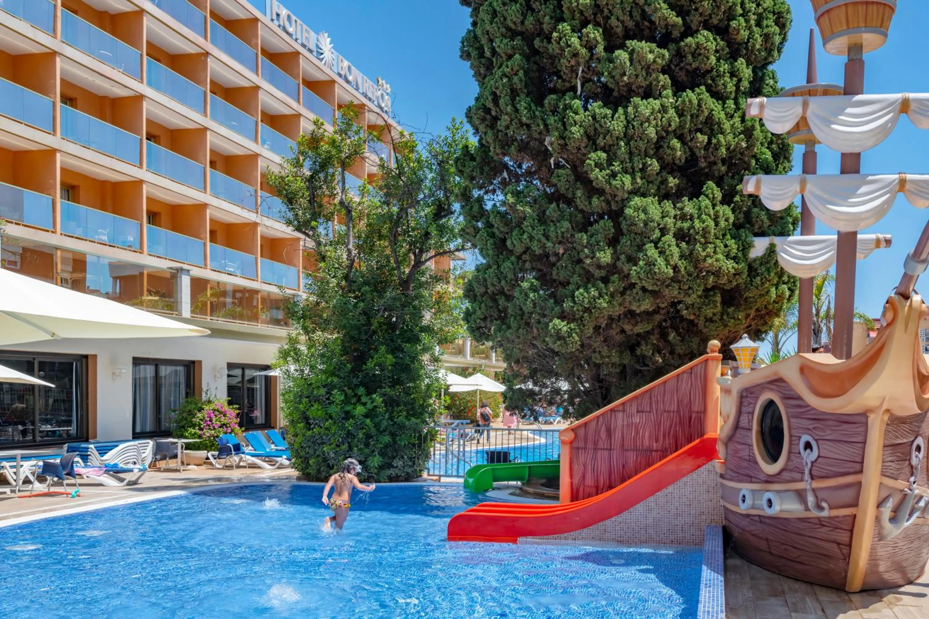 Swimming pool in Hotel Bon Repos