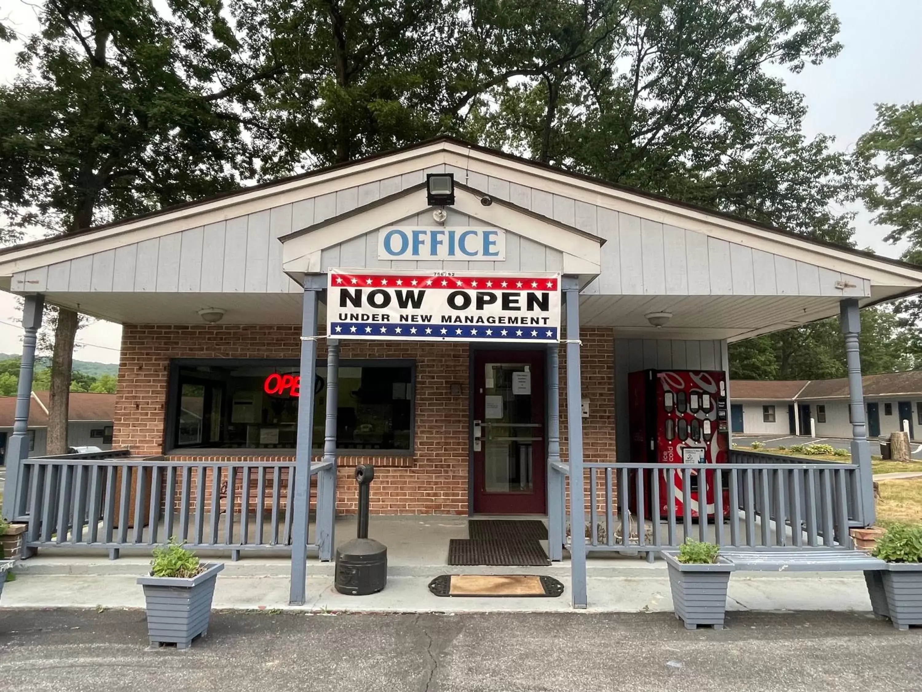 Facade/entrance, Property Building in Pennswoods Inn