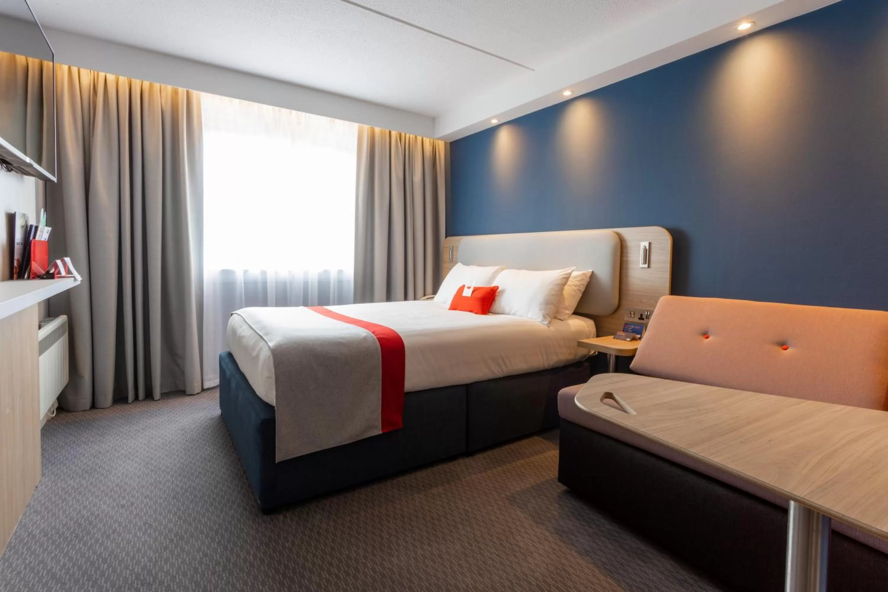 Photo of the whole room, Bed in Holiday Inn Express - Glasgow - City Ctr Theatreland by IHG