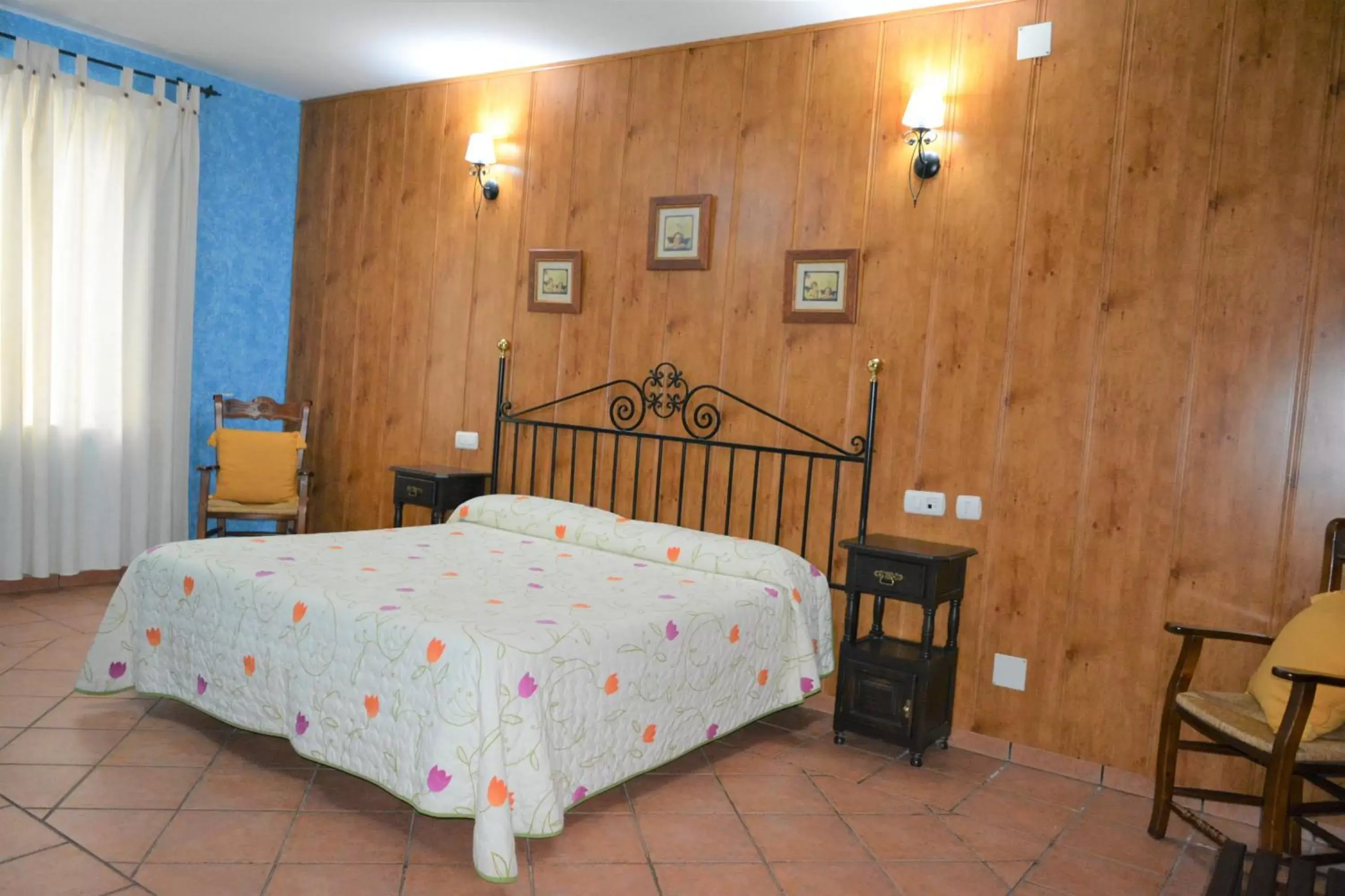 Photo of the whole room, Bed in Hospedium Hotel Rural Soterraña