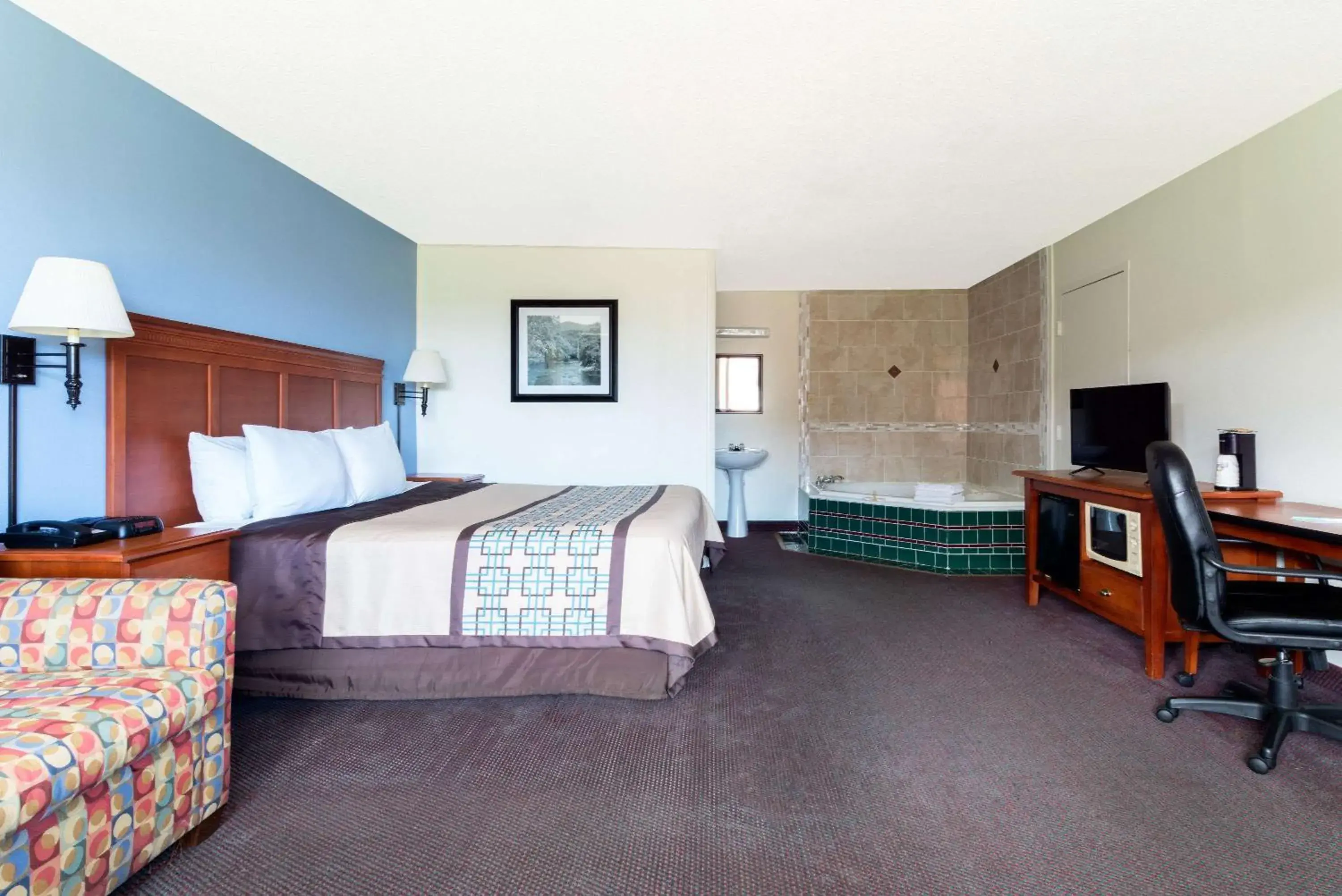 Photo of the whole room, TV/Entertainment Center in Days Inn by Wyndham Luray Shenandoah