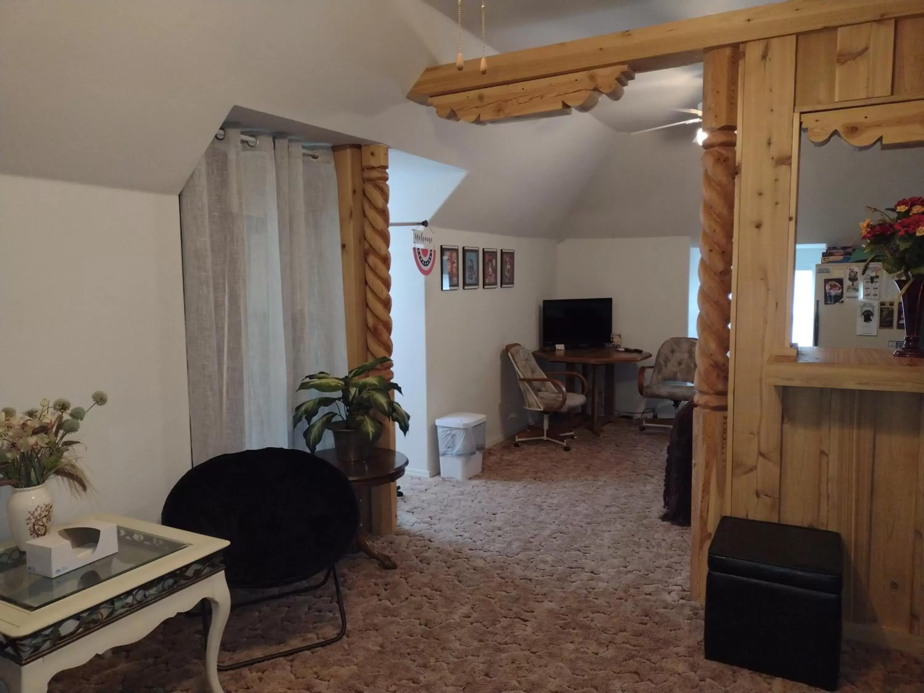 Dining area, Seating Area in Quiet upstairs studio close to town 420 friendly