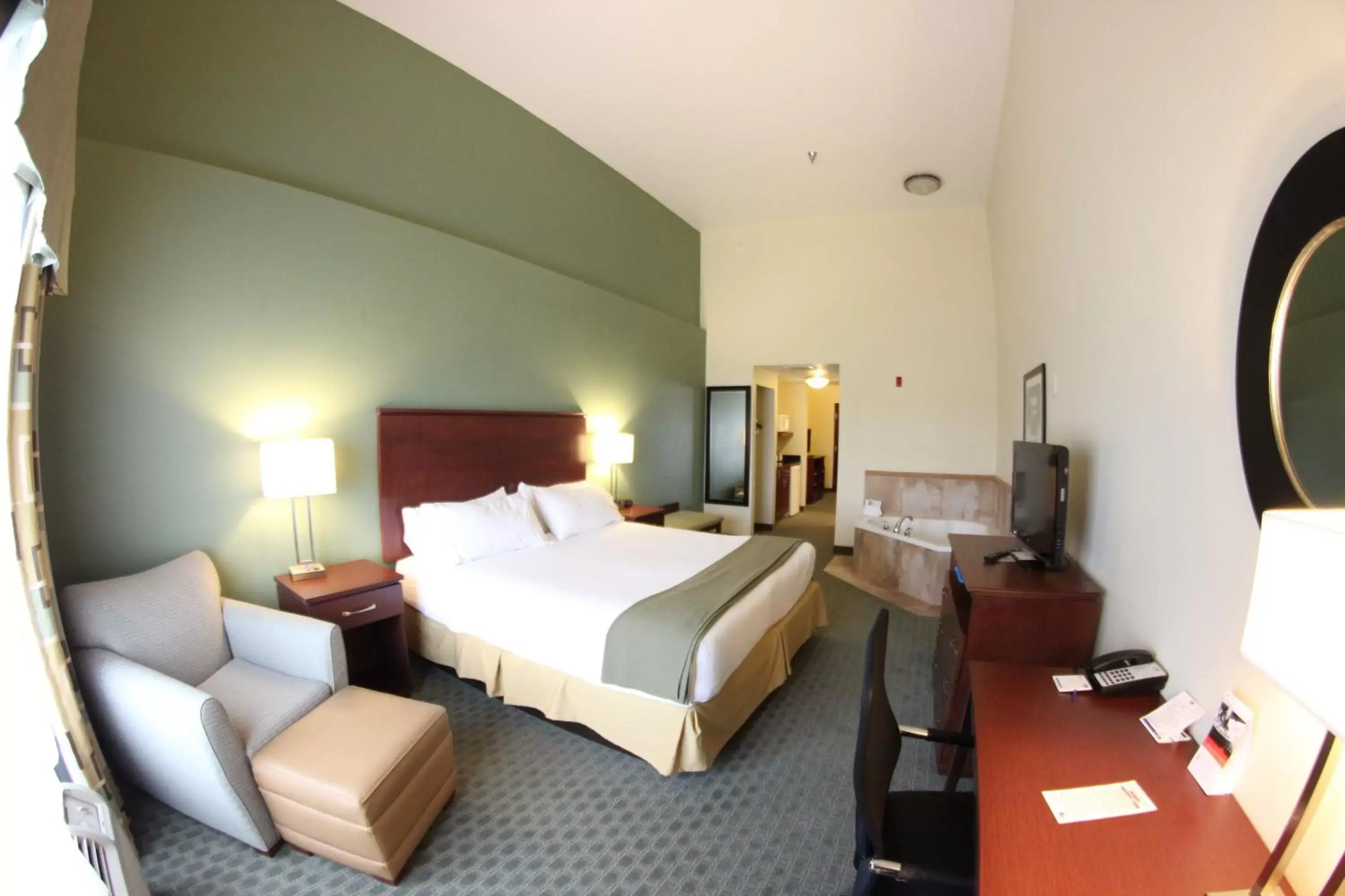 Photo of the whole room, Bed in Holiday Inn Express Hotel & Suites Cocoa, an IHG Hotel