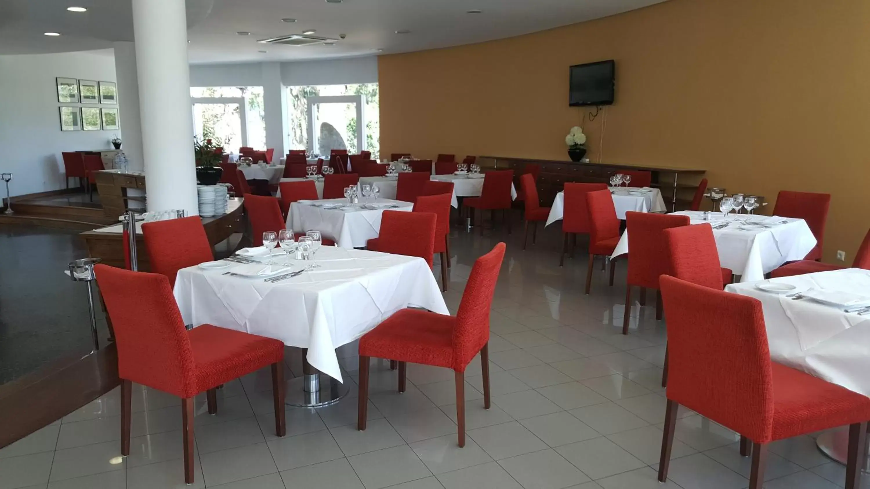 Restaurant/places to eat in Leziria Parque Hotel
