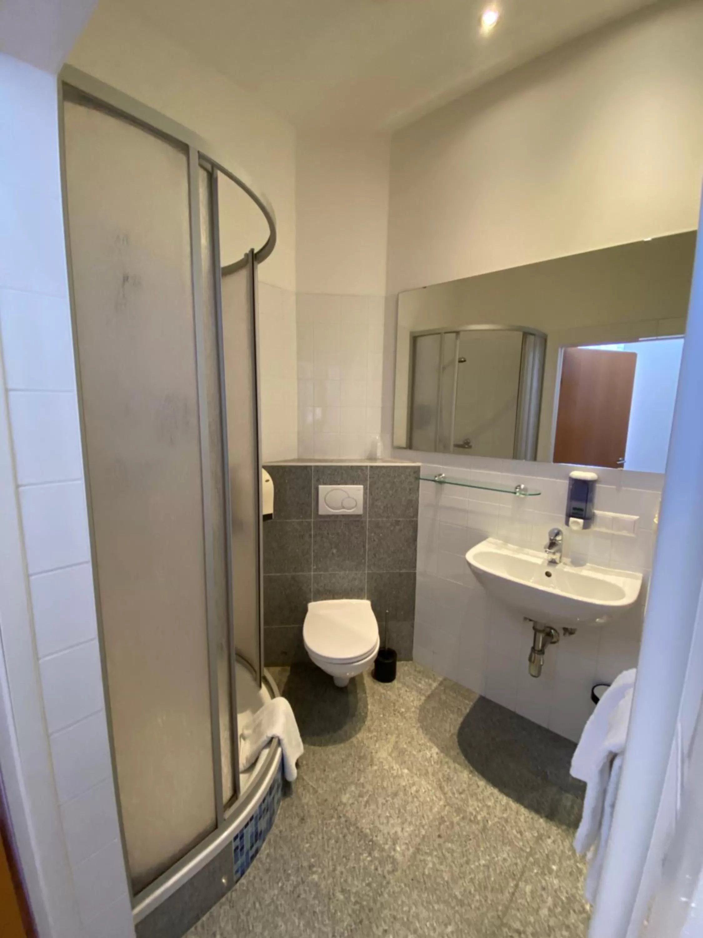 Shower in Kolbeck Rooms