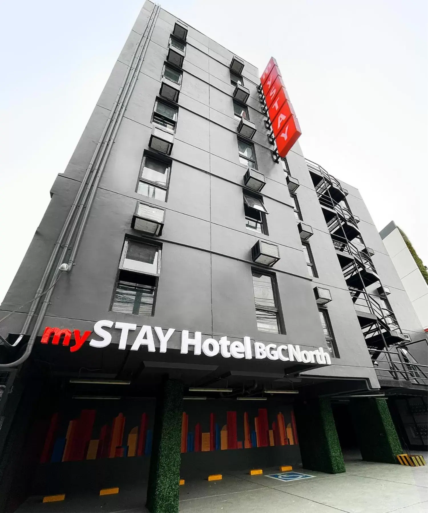 Property building in mySTAY Hotel BGC North Property building in mySTAY Hotel BGC North