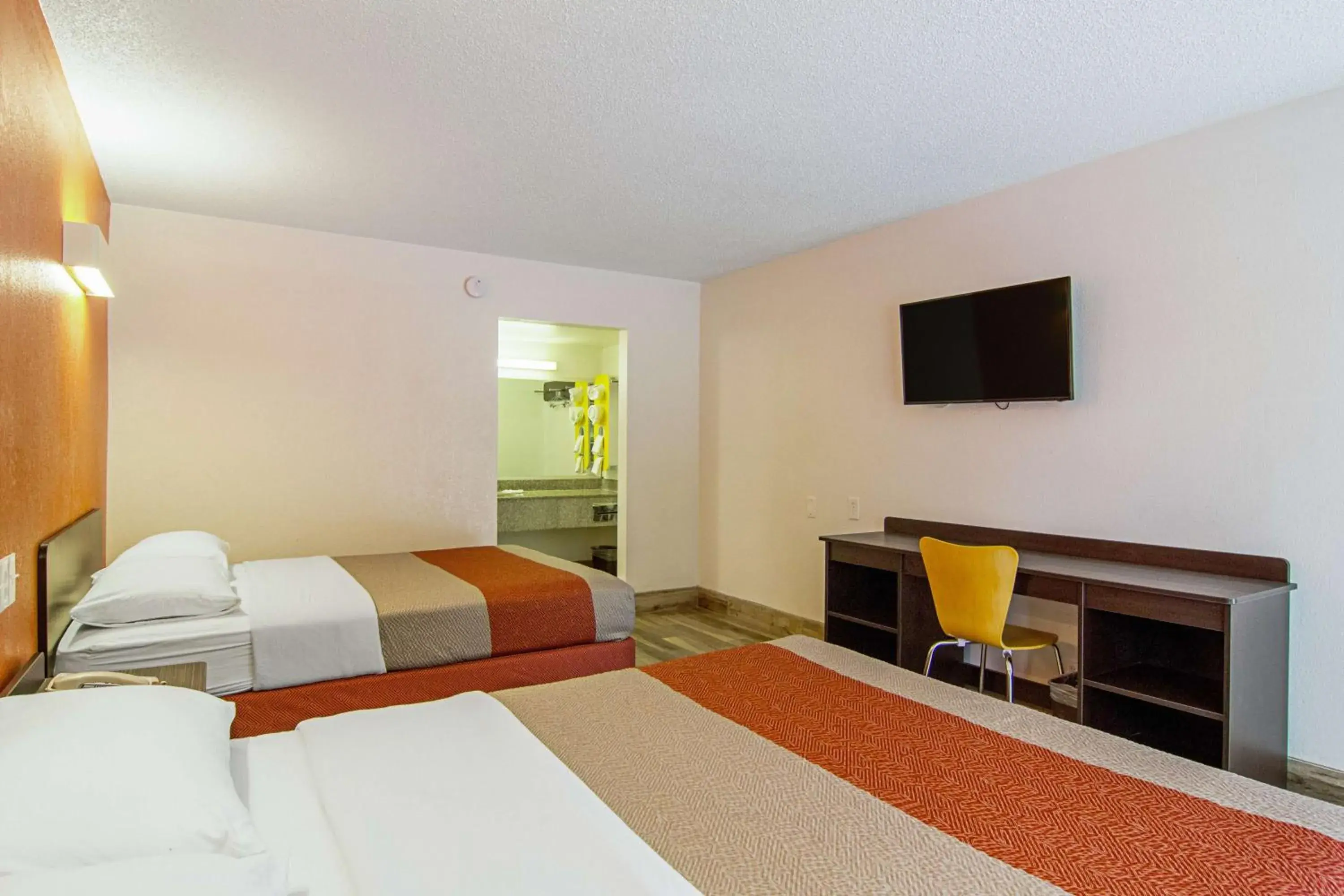 TV and multimedia, Bed in Motel 6-Starke, FL