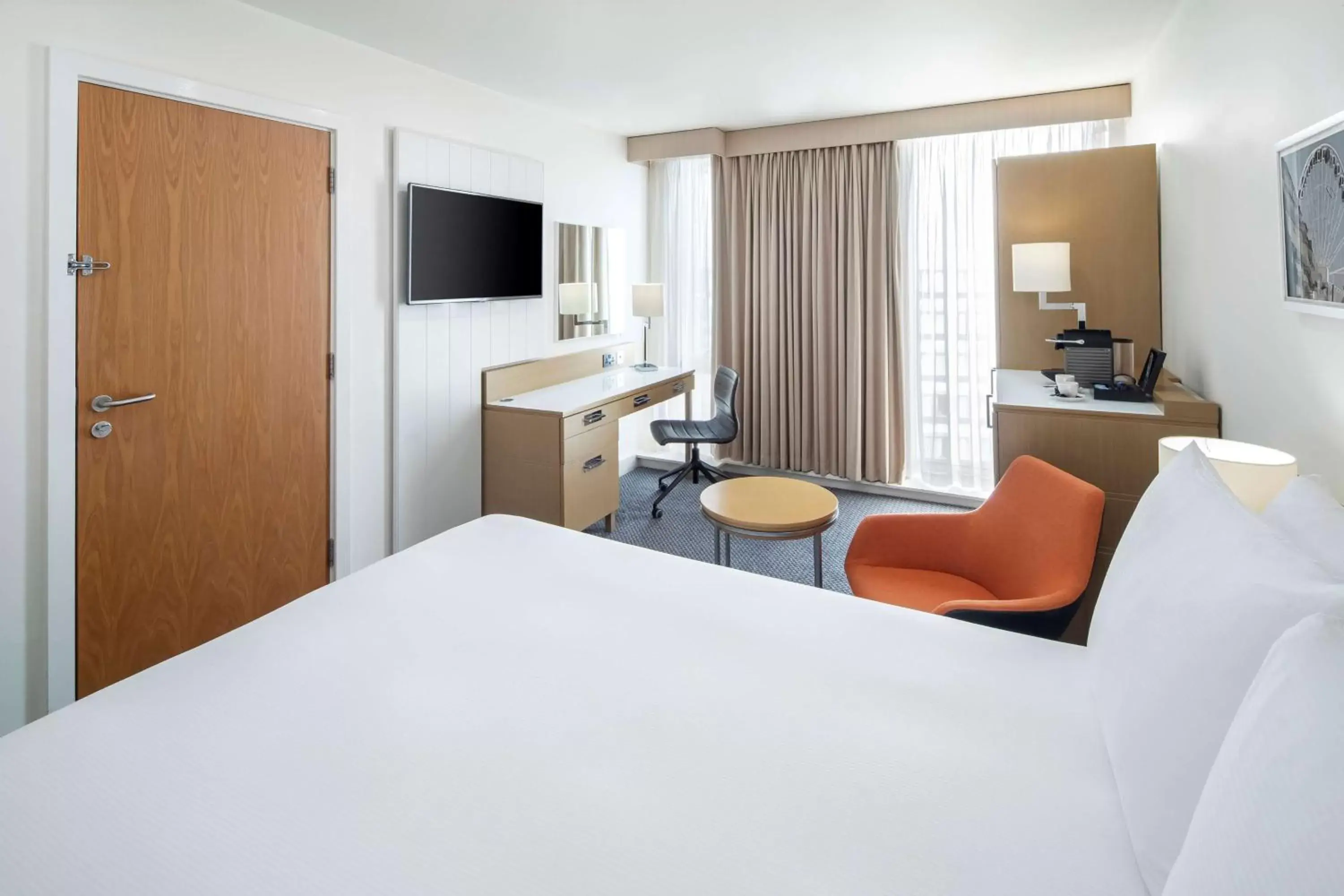 Bed, TV/Entertainment Center in DoubleTree by Hilton Leeds