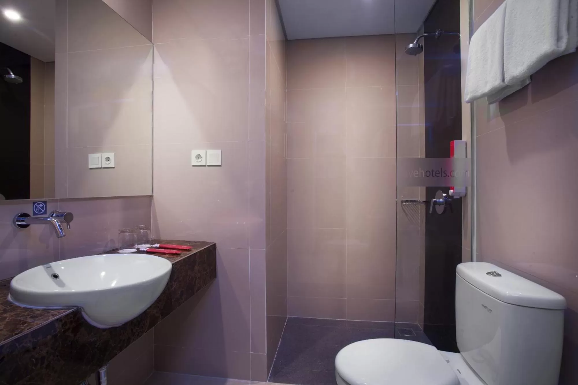 Shower in favehotel Hasyim Ashari Tangerang