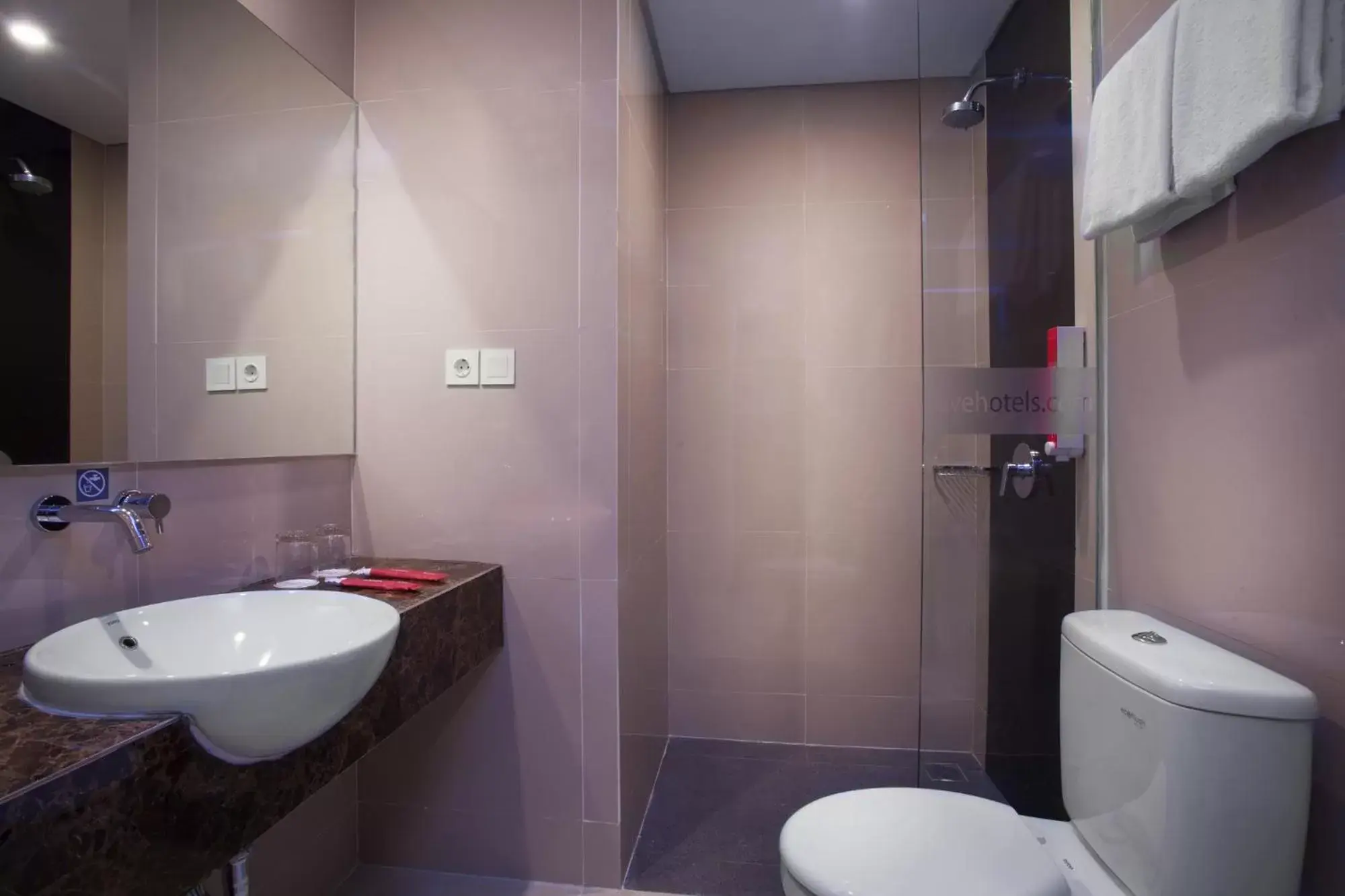 Shower, Bathroom in favehotel Hasyim Ashari Tangerang