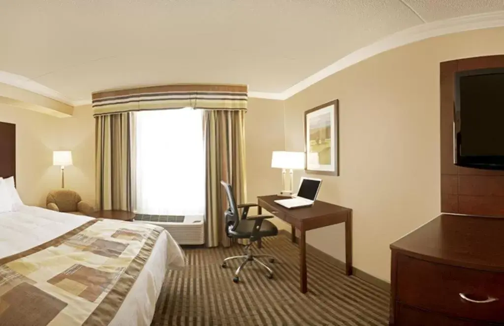 Photo of the whole room, TV/Entertainment Center in Comfort Inn & Conference Centre Toronto Airport