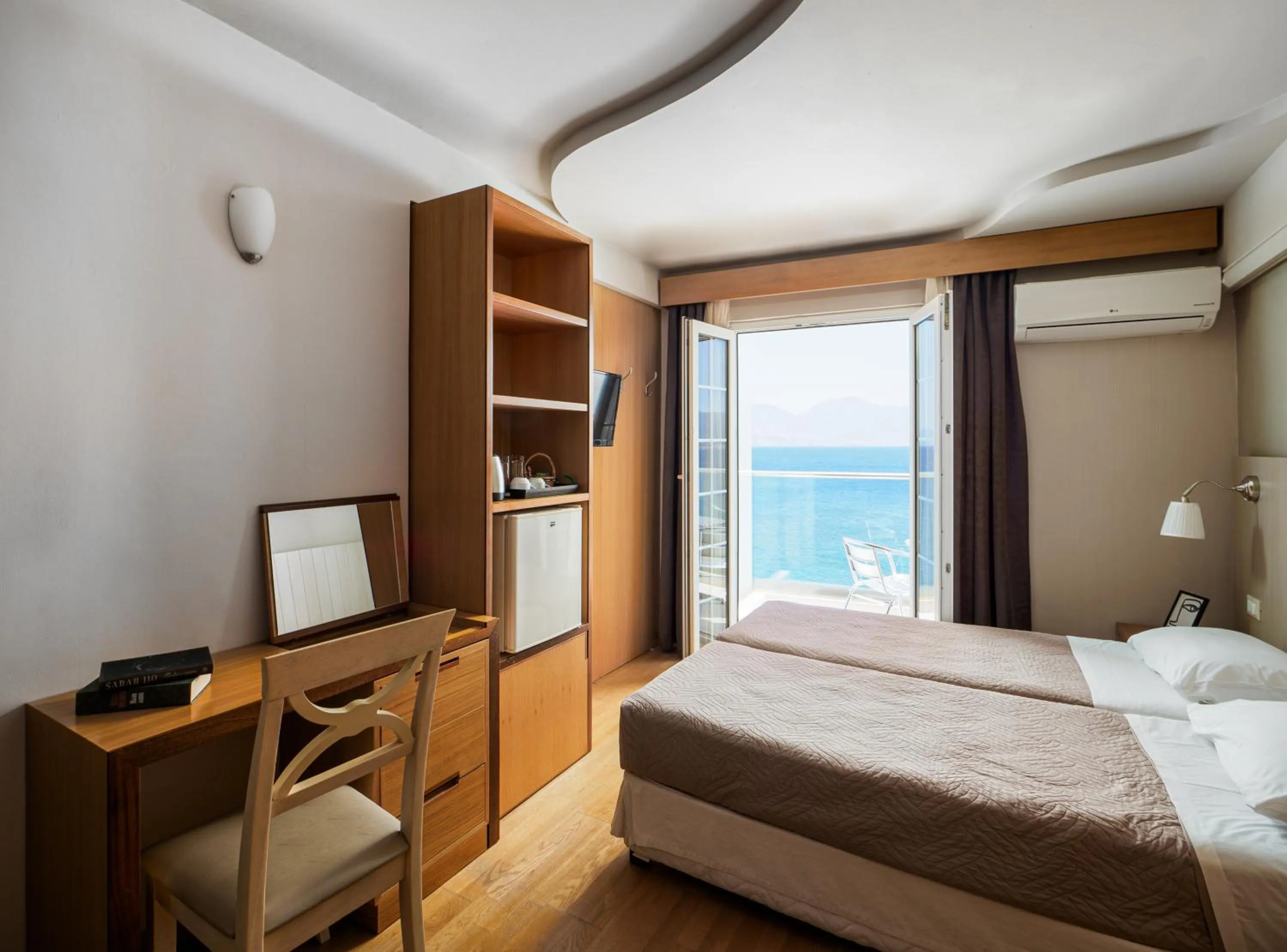 Photo of the whole room, Bed in El Greco Hotel