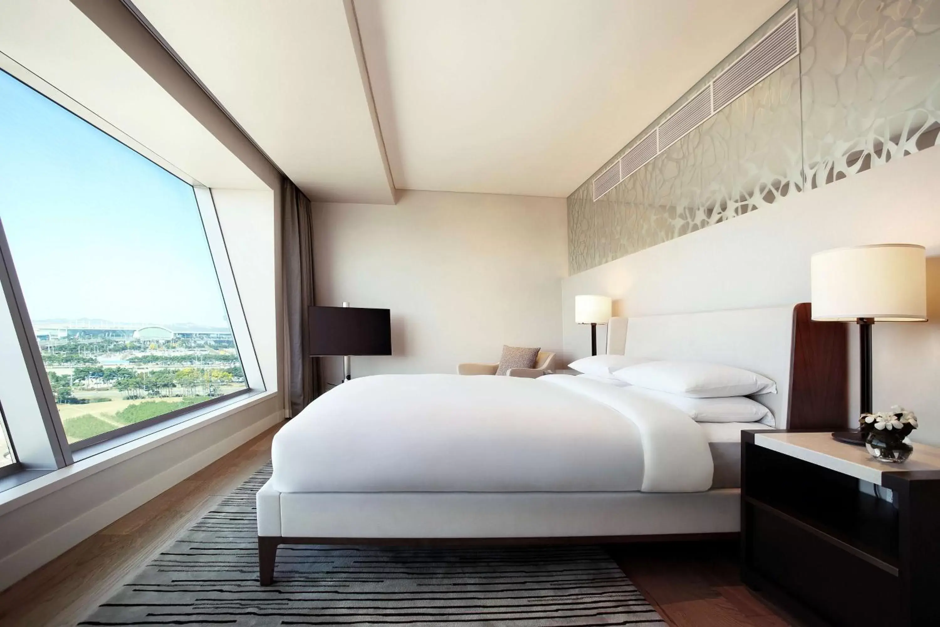 Photo of the whole room, Bed in Grand Hyatt Incheon