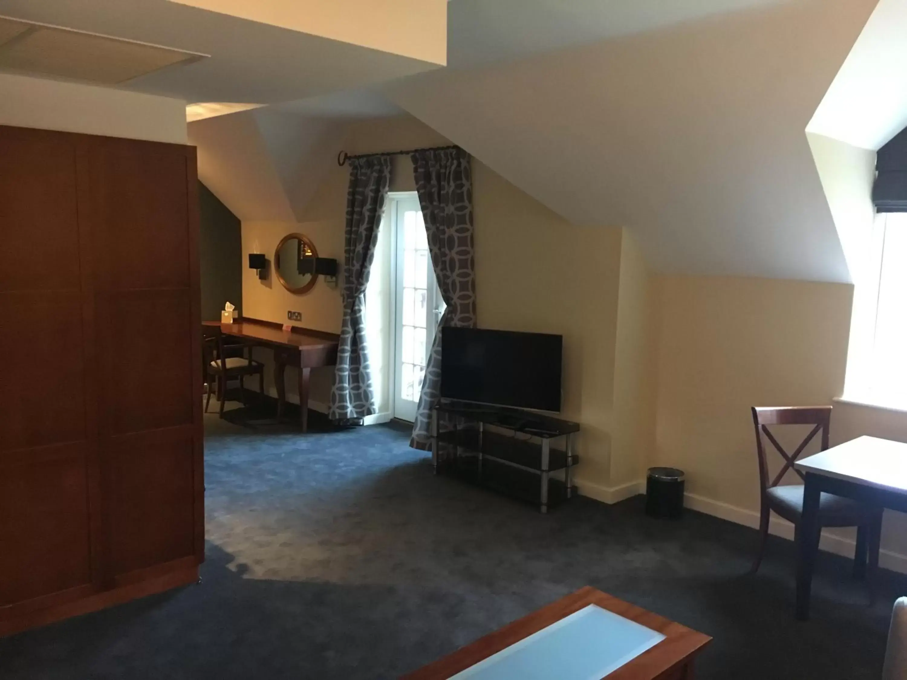 Bedroom, TV/Entertainment Center in Wild Pheasant Hotel & Spa