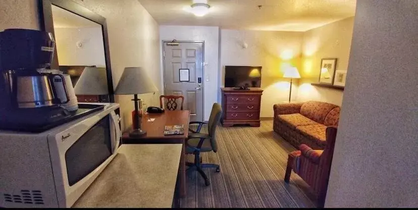 Seating Area in Country Inn & Suites by Radisson, Chambersburg, PA