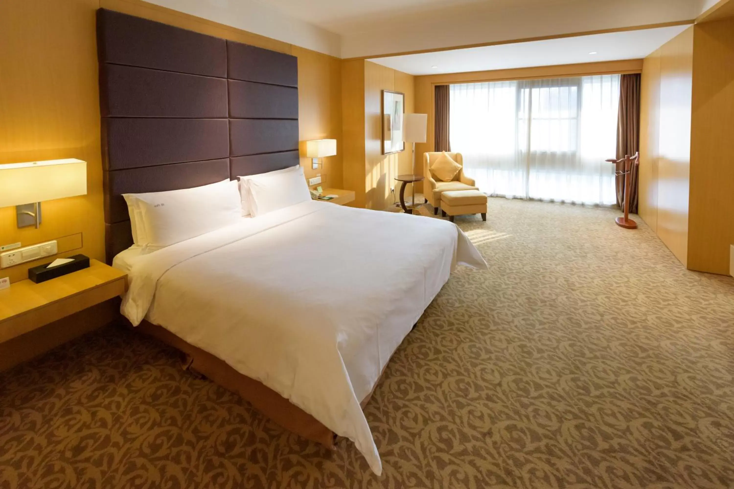 Bedroom, Bed in Holiday Inn Shijiazhuang Central, an IHG Hotel
