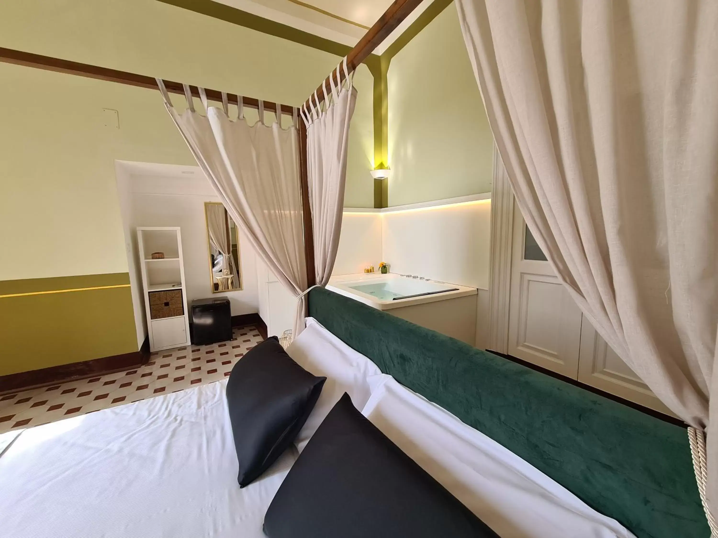 Bed in Toscano Palace Luxury Rooms Catania