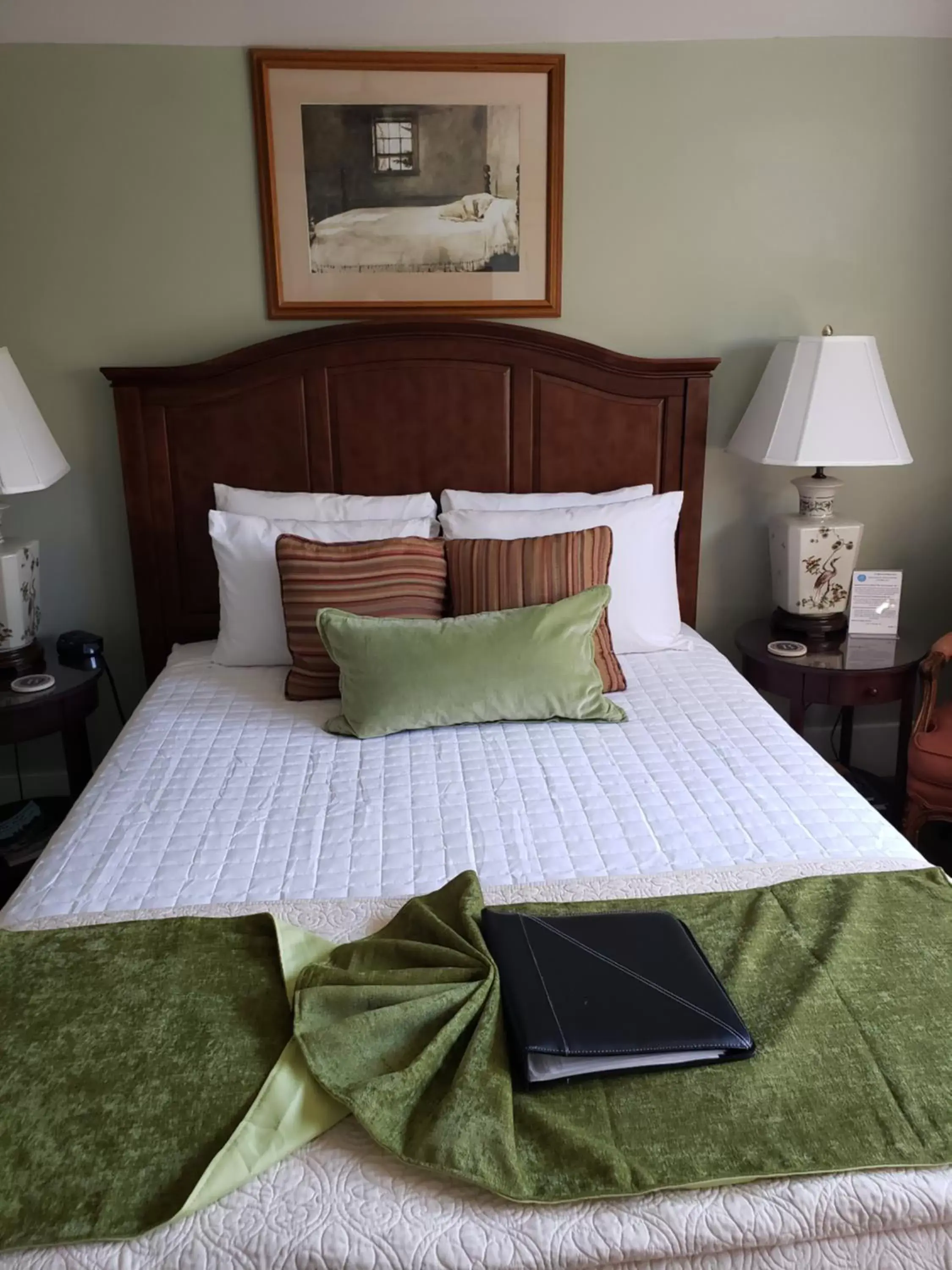 Bed in Bayberry Inn B&B and Oregon Wellness Retreat