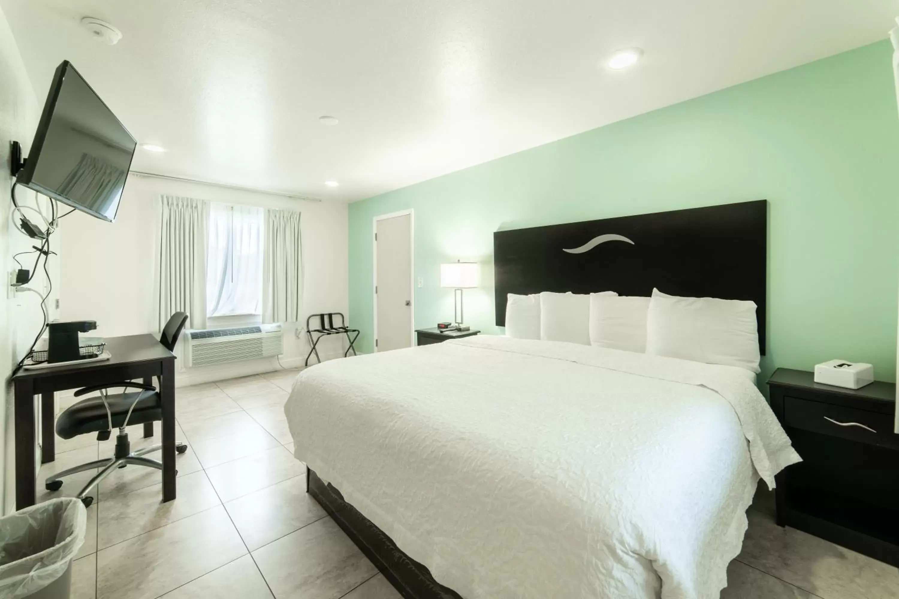 Bedroom, Bed in Everglades City Motel - Everglades Adventures Inn